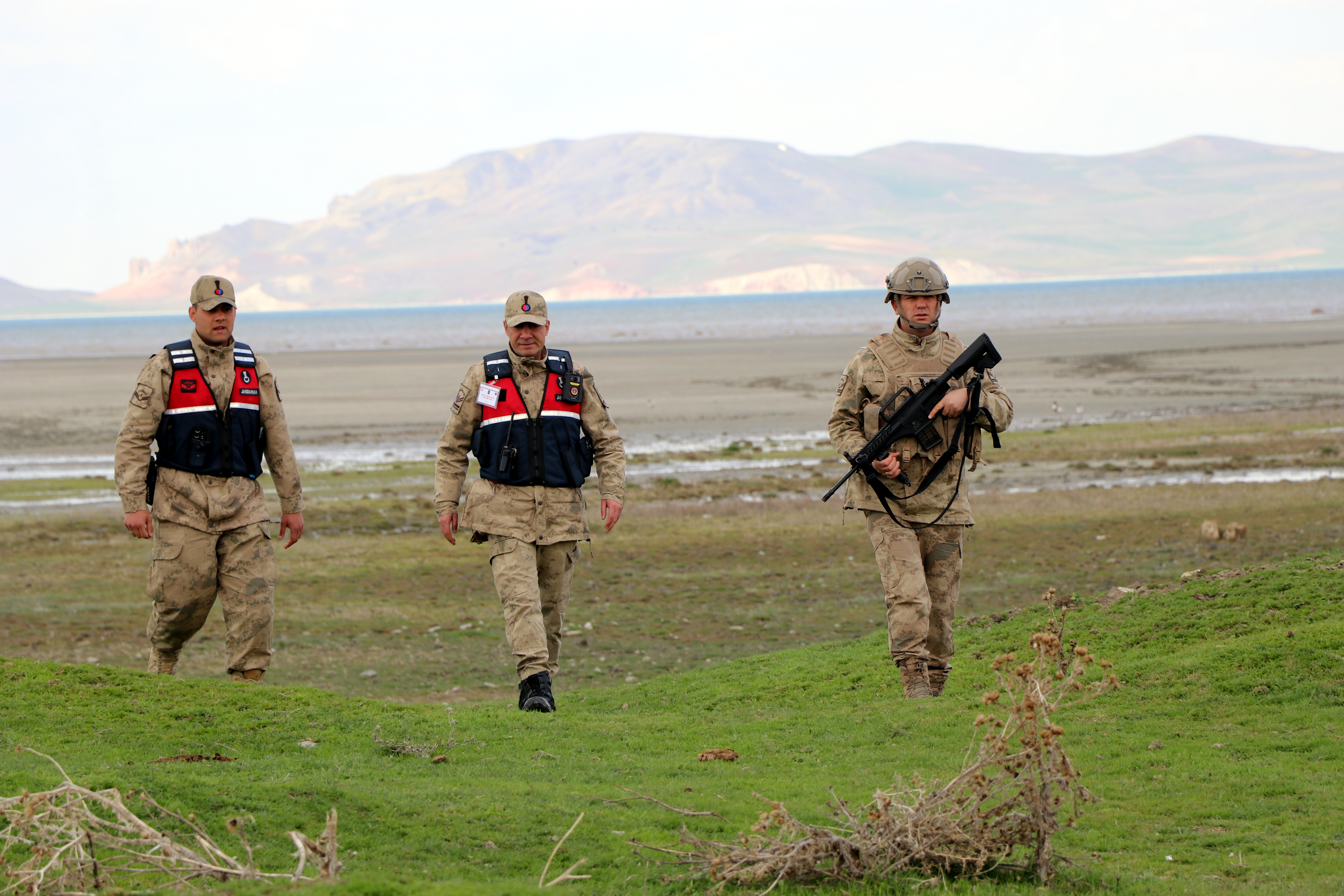 Van'da jandarma, flamingolar için 7/24 denetimde - Görsel 1