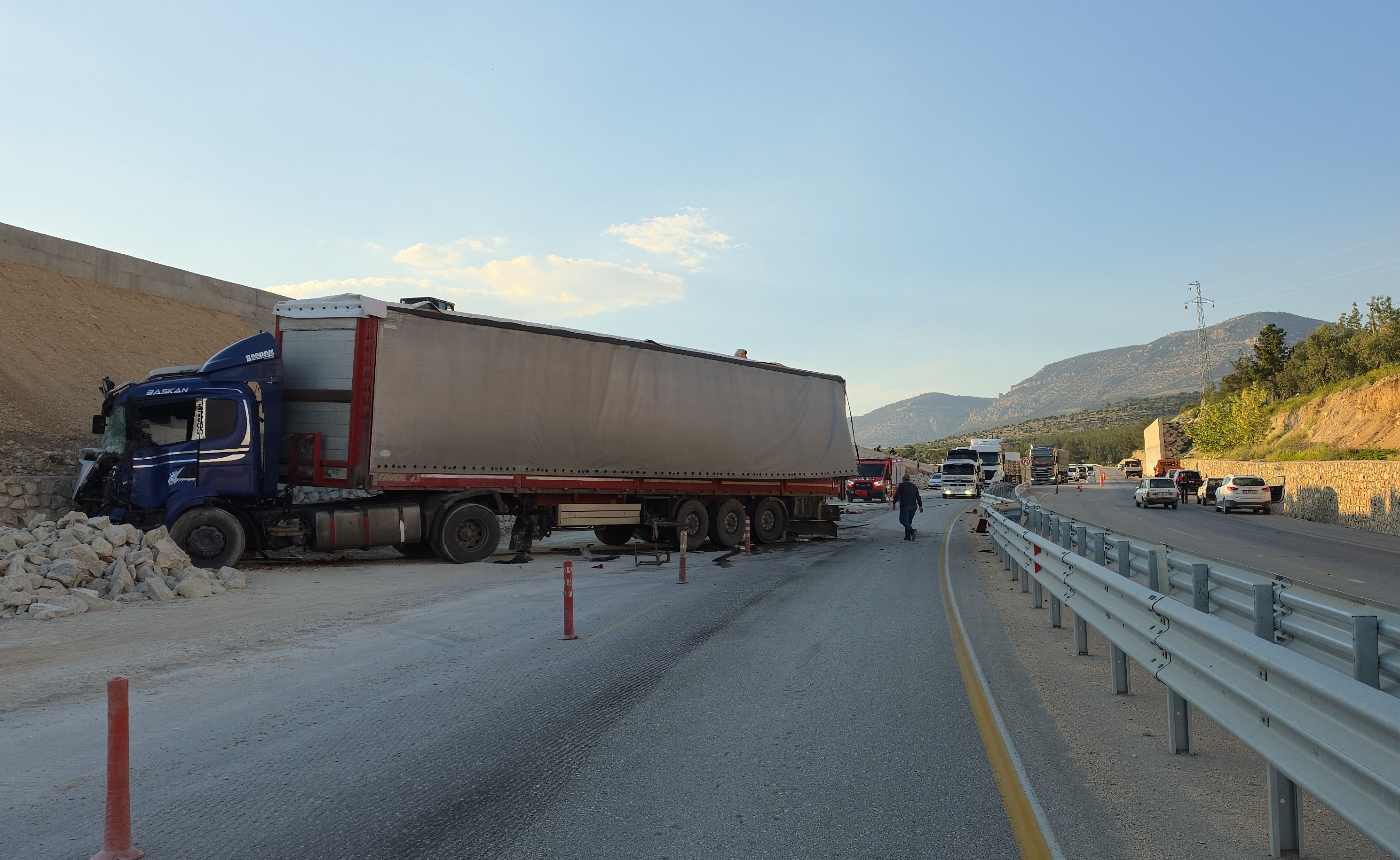İstinat duvarına çarpan TIR'daki mermerler, otomobildekilerin üzerine düştü; 1 ölü, 3 yaralı - Görsel 2