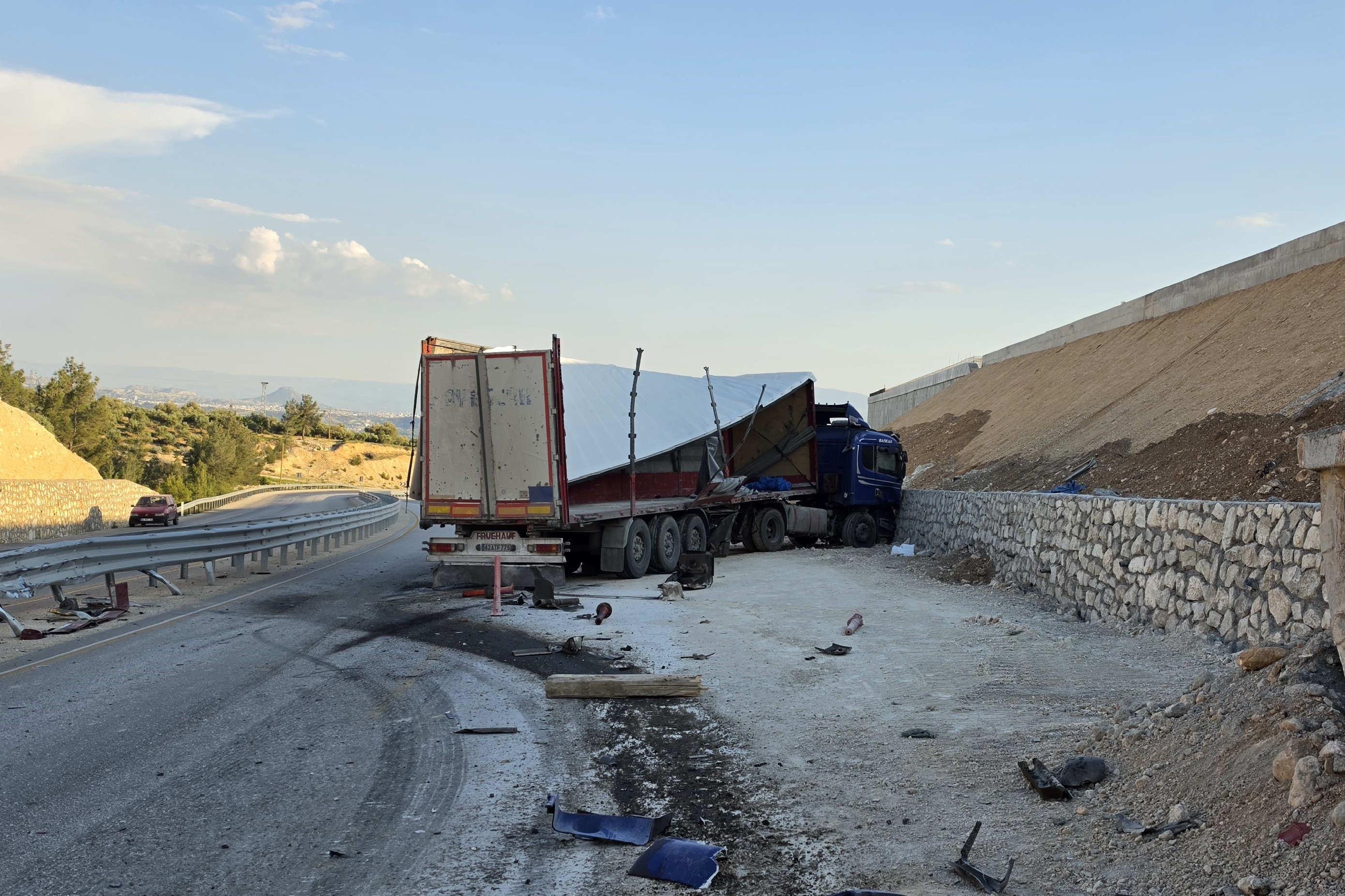 İstinat duvarına çarpan TIR'daki mermerler, otomobildekilerin üzerine düştü; 1 ölü, 3 yaralı - Görsel 3