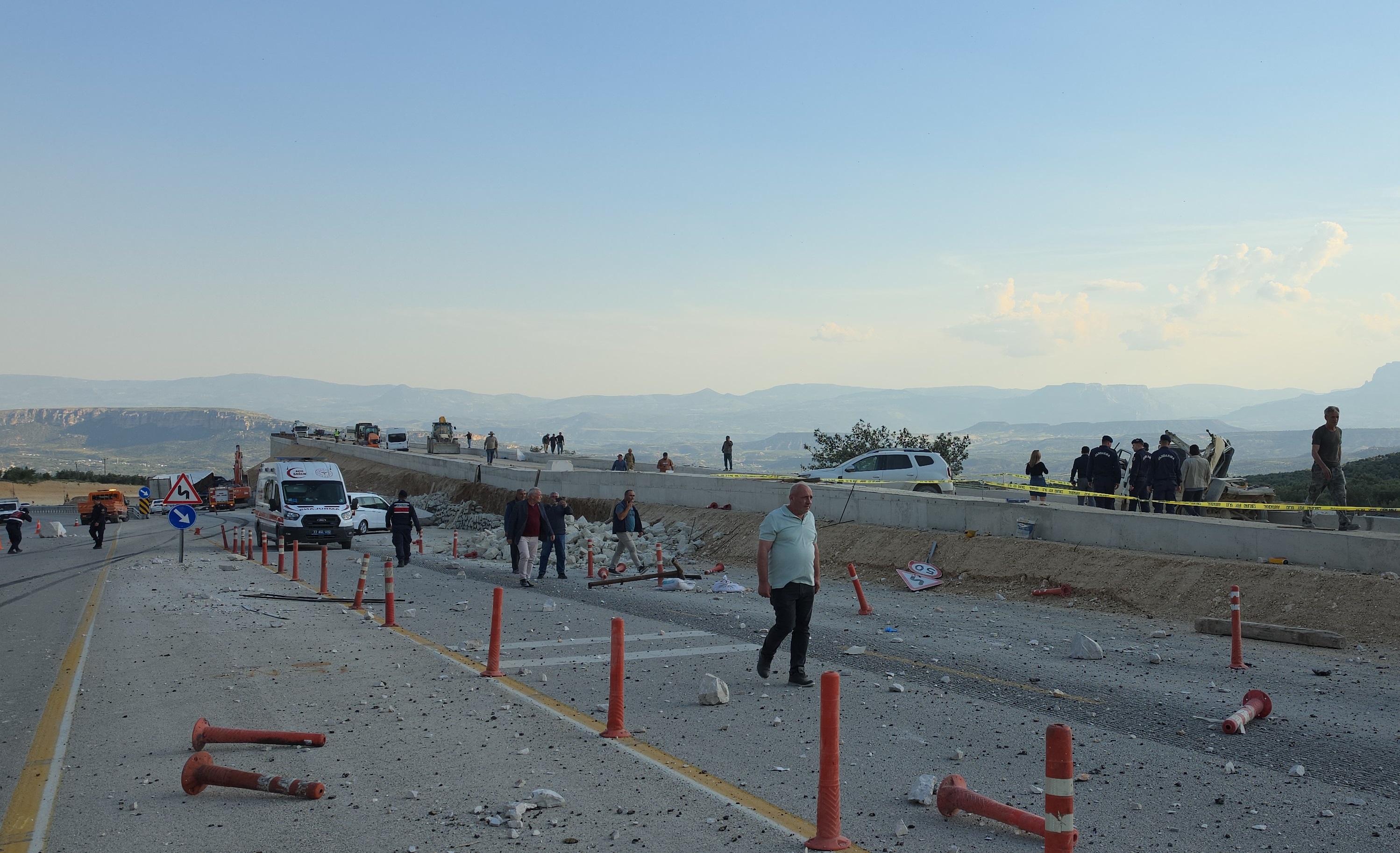 İstinat duvarına çarpan TIR'daki mermerler, otomobildekilerin üzerine düştü; 1 ölü, 3 yaralı - Görsel 4