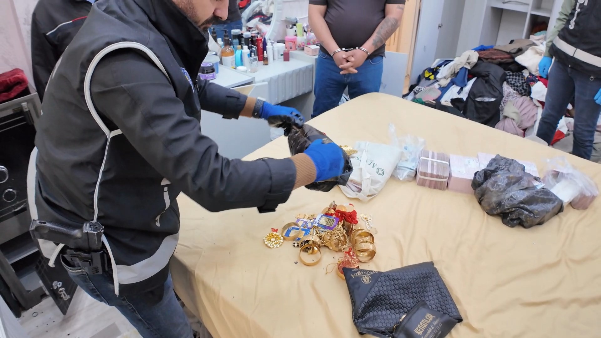  KONYADA TEFECİLERE ŞAFAK OPERASYONU, EVDEN SERVET ÇIKTI      - Görsel 4