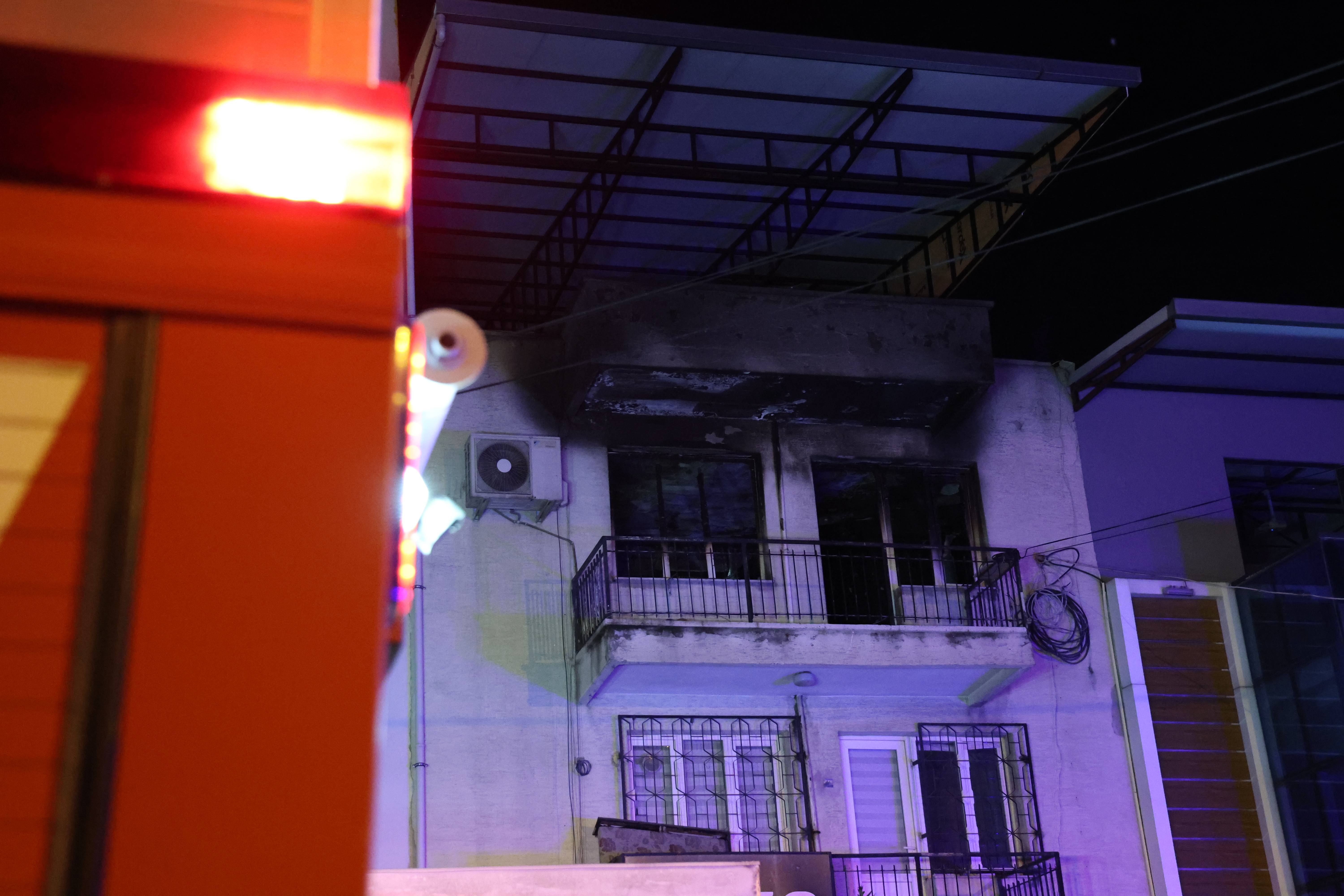 İzmir’de evde çıkan yangında baba öldü, oğlu entübe edildi - Görsel 5