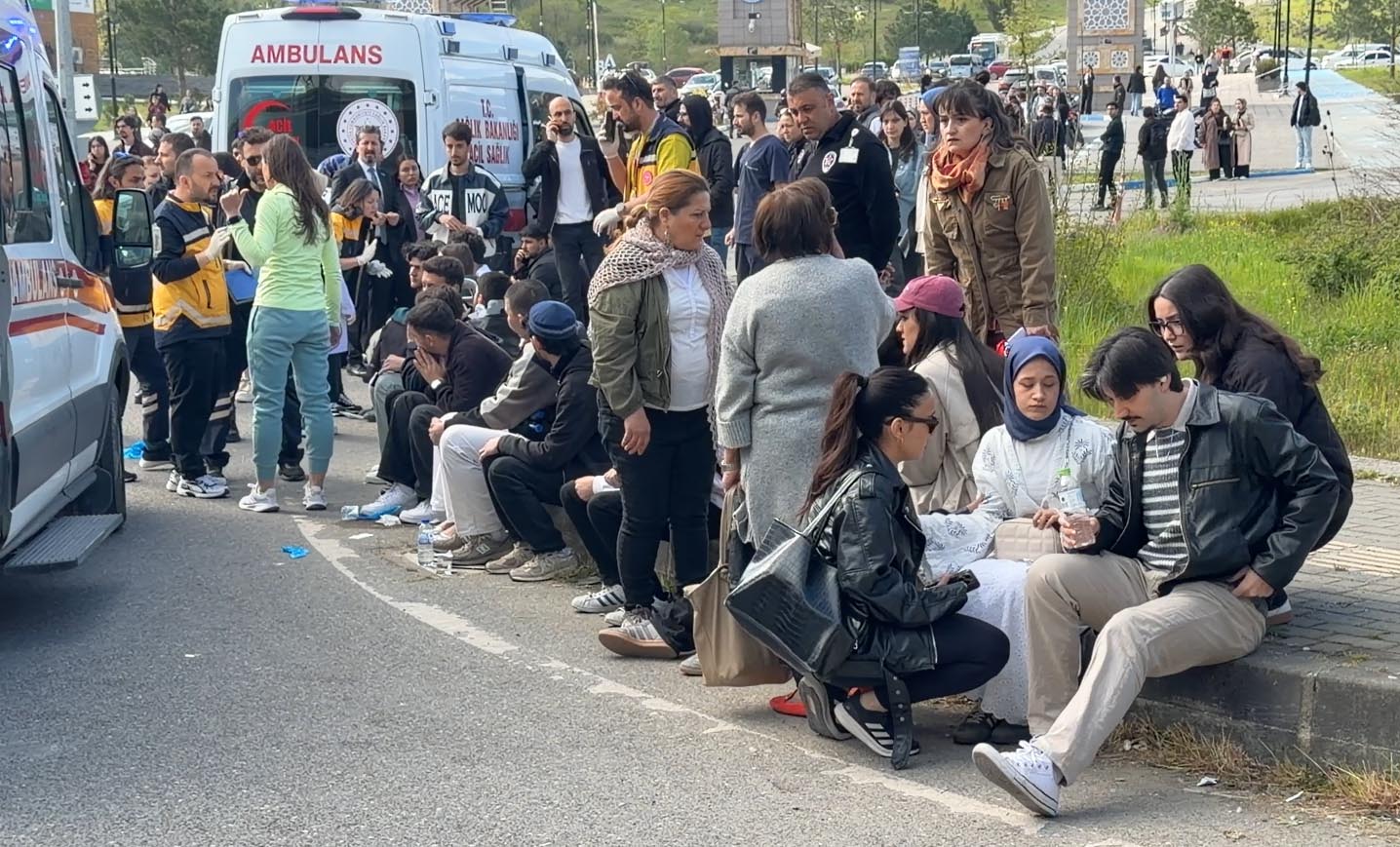 Öğrencileri taşıyan otobüs, otomobilin üzerine devrildi: 46 yaralı - Görsel 2