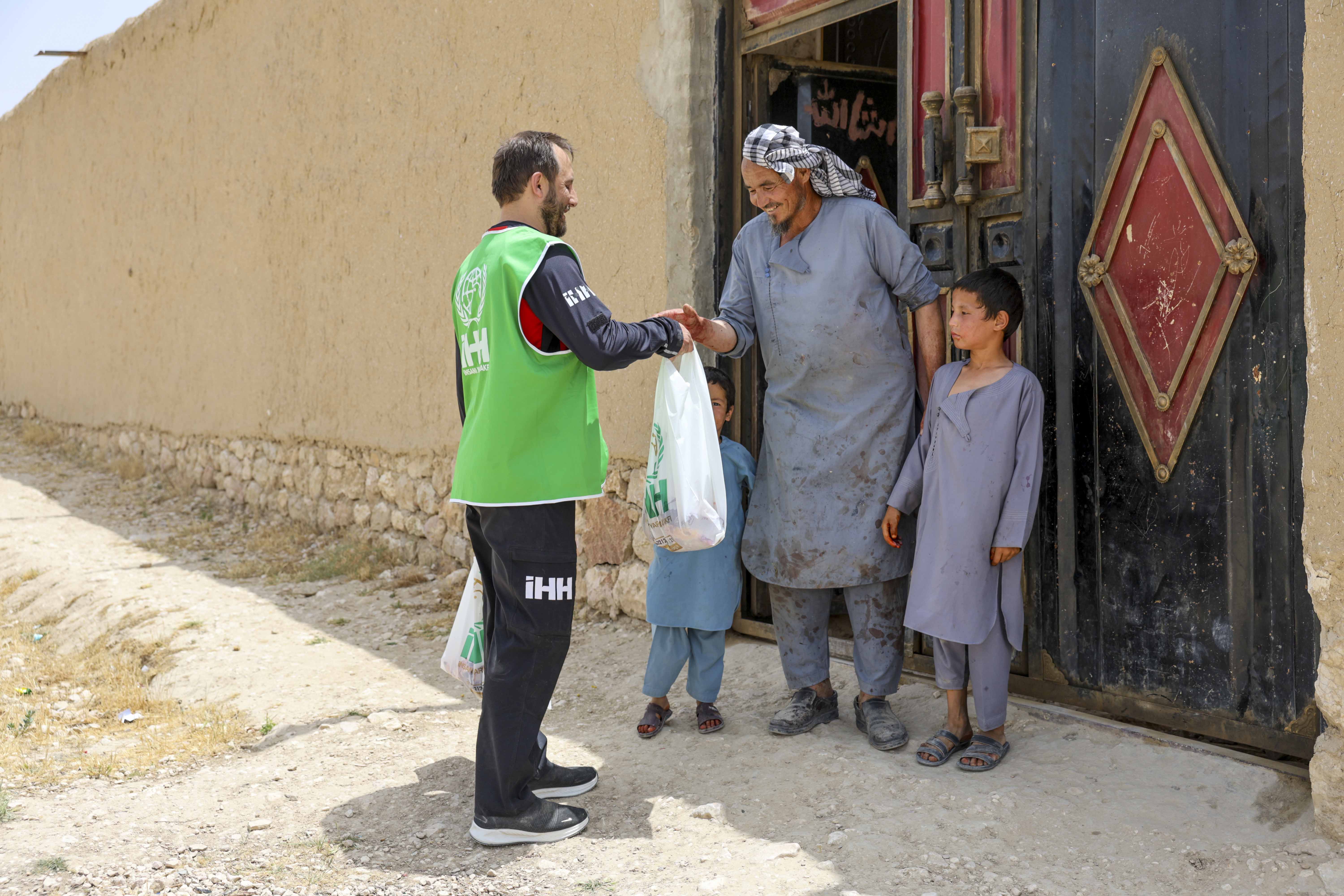 İHH, bu yıl 61 ülkede 3,5 milyon kişiye kurban ulaştırmayı hedefliyor - Görsel 3