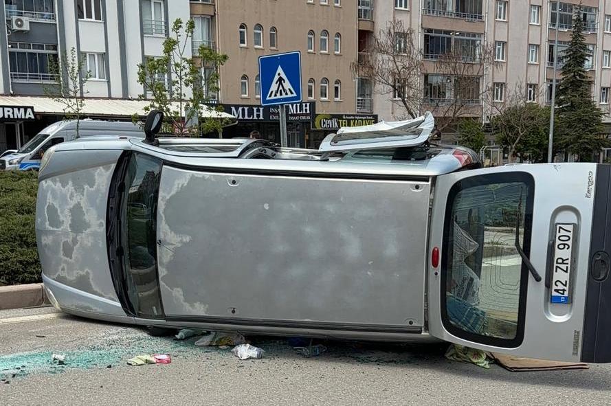 Seydişehir’de Korkutan Kaza: Adliye Kavşağı’nda Ticari Araç Devrildi - Görsel 1