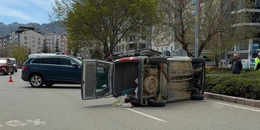 Seydişehir’de Korkutan Kaza: Adliye Kavşağı’nda Ticari Araç Devrildi - Görsel 2