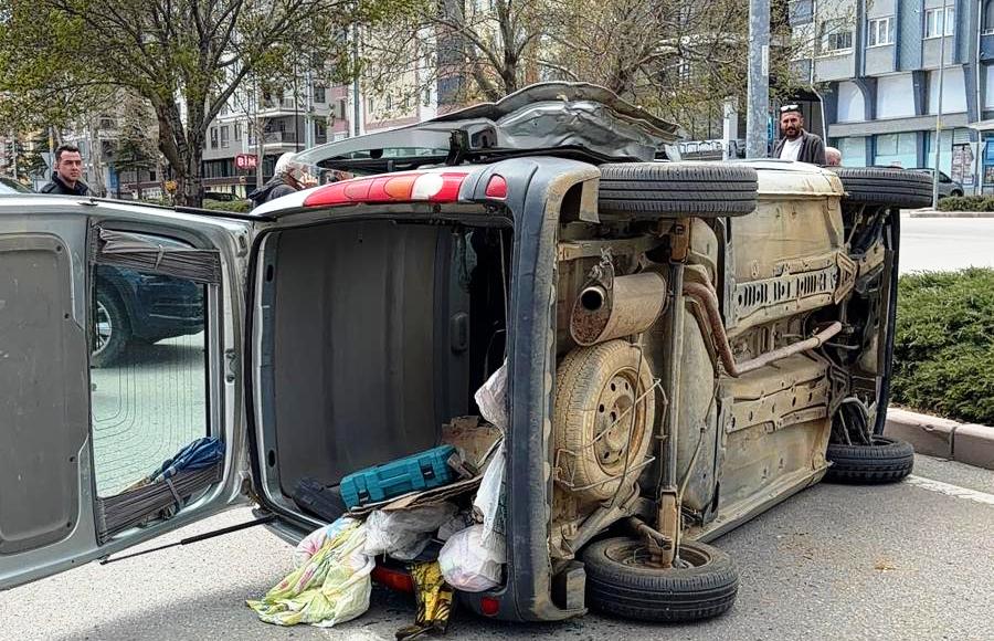 Seydişehir’de Korkutan Kaza: Adliye Kavşağı’nda Ticari Araç Devrildi - Görsel 3