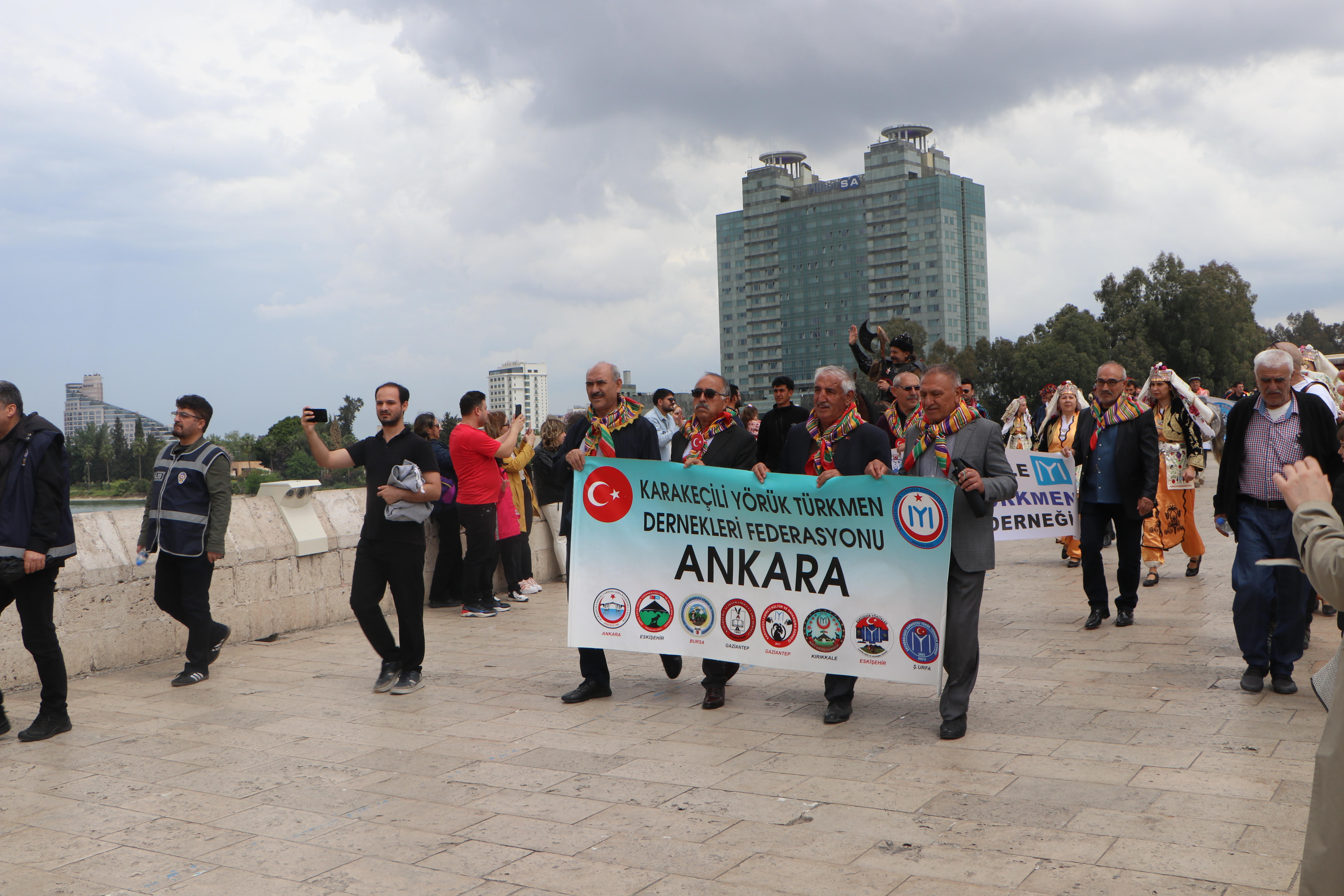 Adana'da Yörüklerden tarihi Taşköprü’de develi göç yürüyüşü - Görsel 3