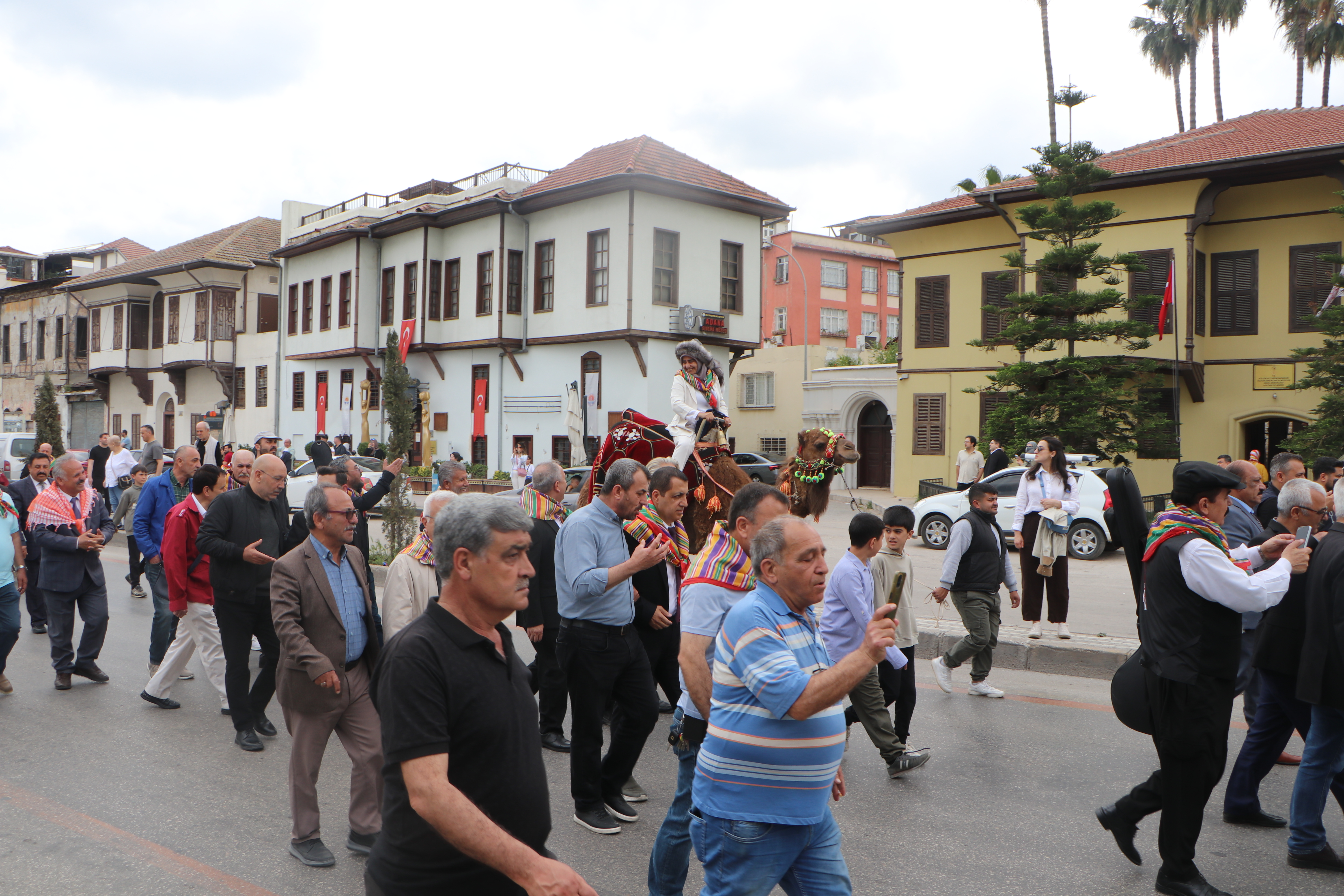 Adana'da Yörüklerden tarihi Taşköprü’de develi göç yürüyüşü - Görsel 5