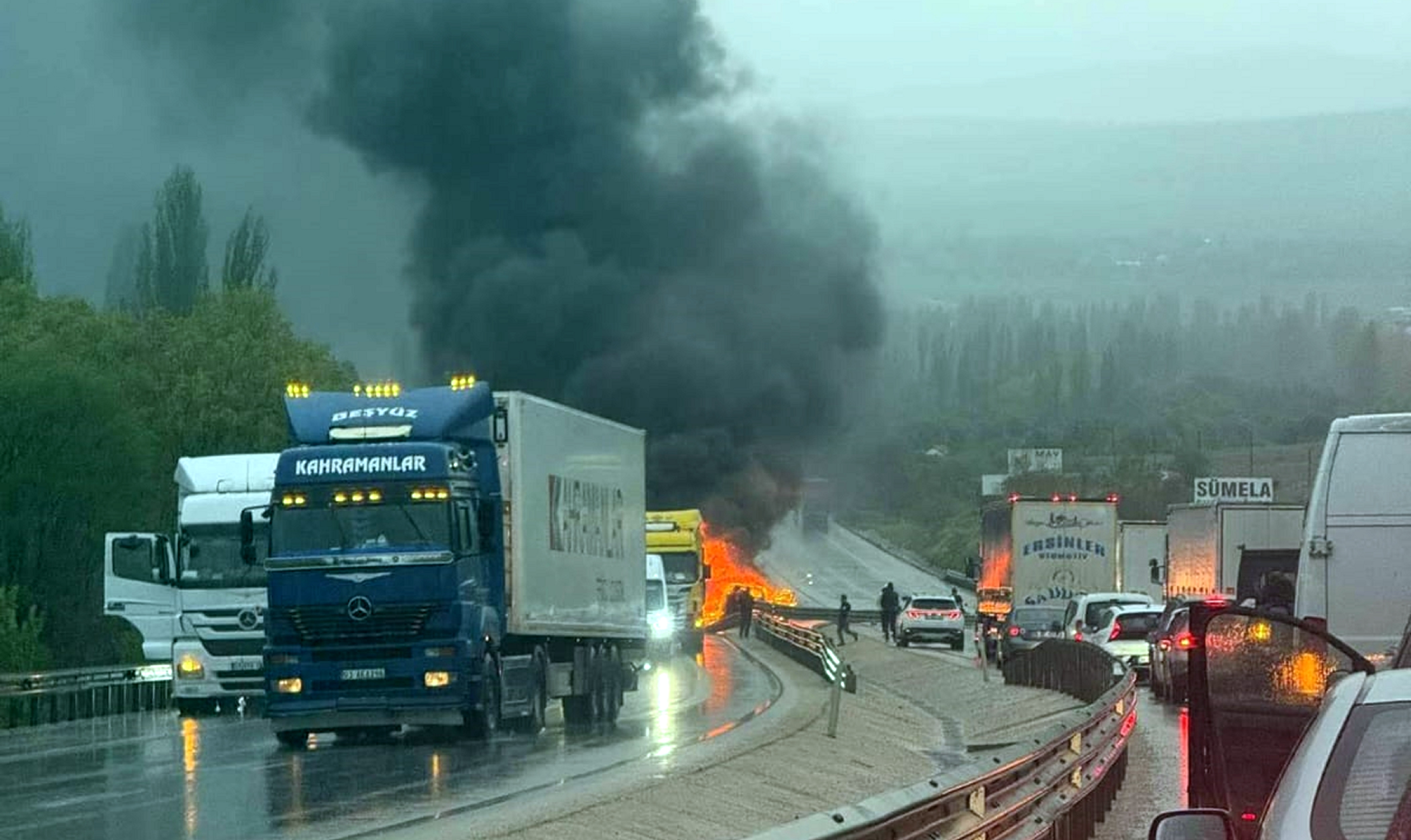 Bariyere çarpan otomobil alev alıp, yandı: 1 ölü, 1 yaralı - Görsel 1
