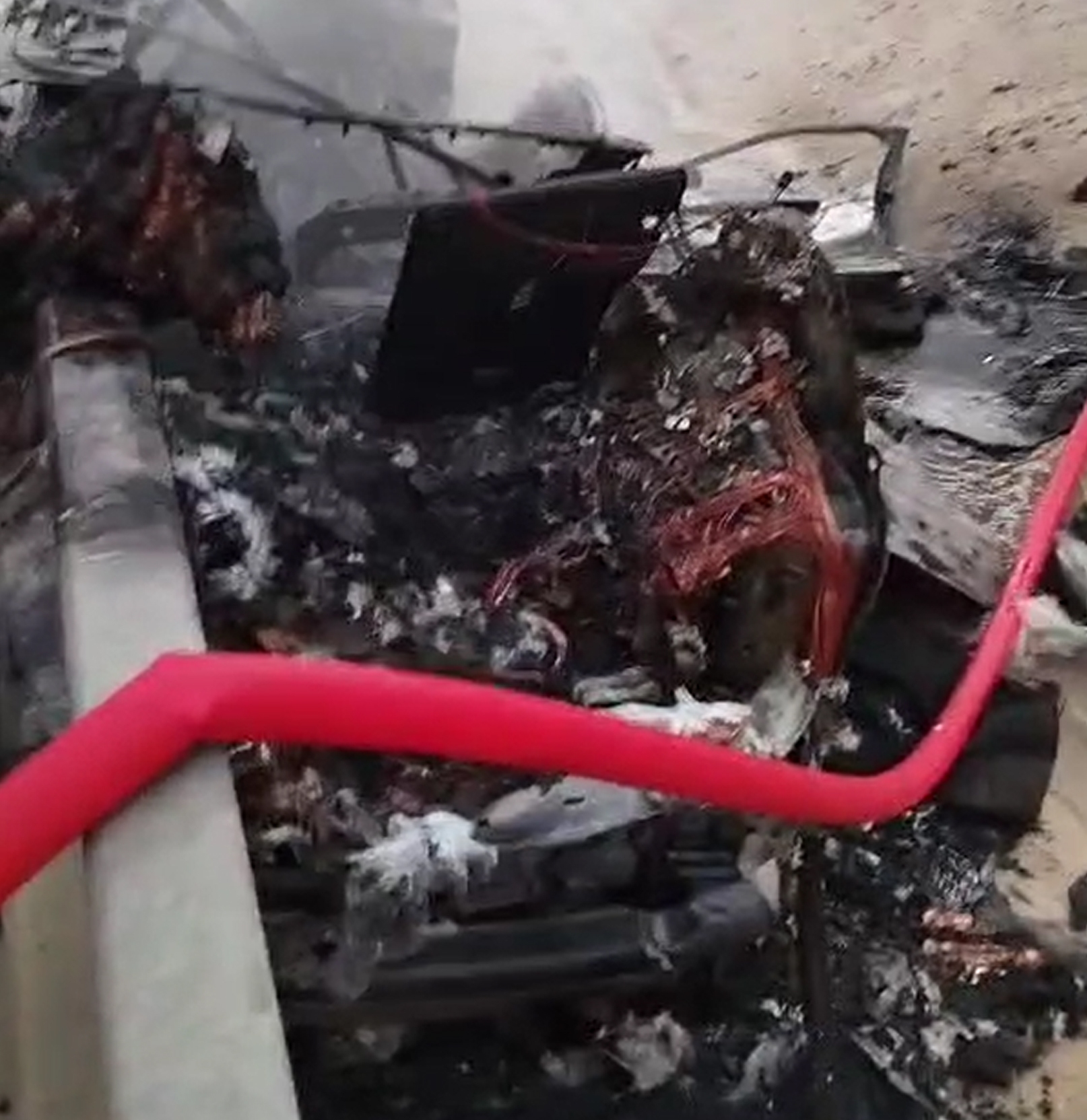 Bariyere çarpan otomobil alev alıp, yandı: 1 ölü, 1 yaralı - Görsel 2