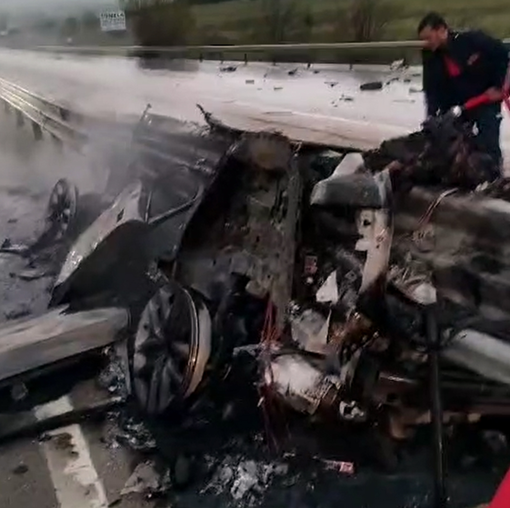 Bariyere çarpan otomobil alev alıp, yandı: 1 ölü, 1 yaralı - Görsel 4