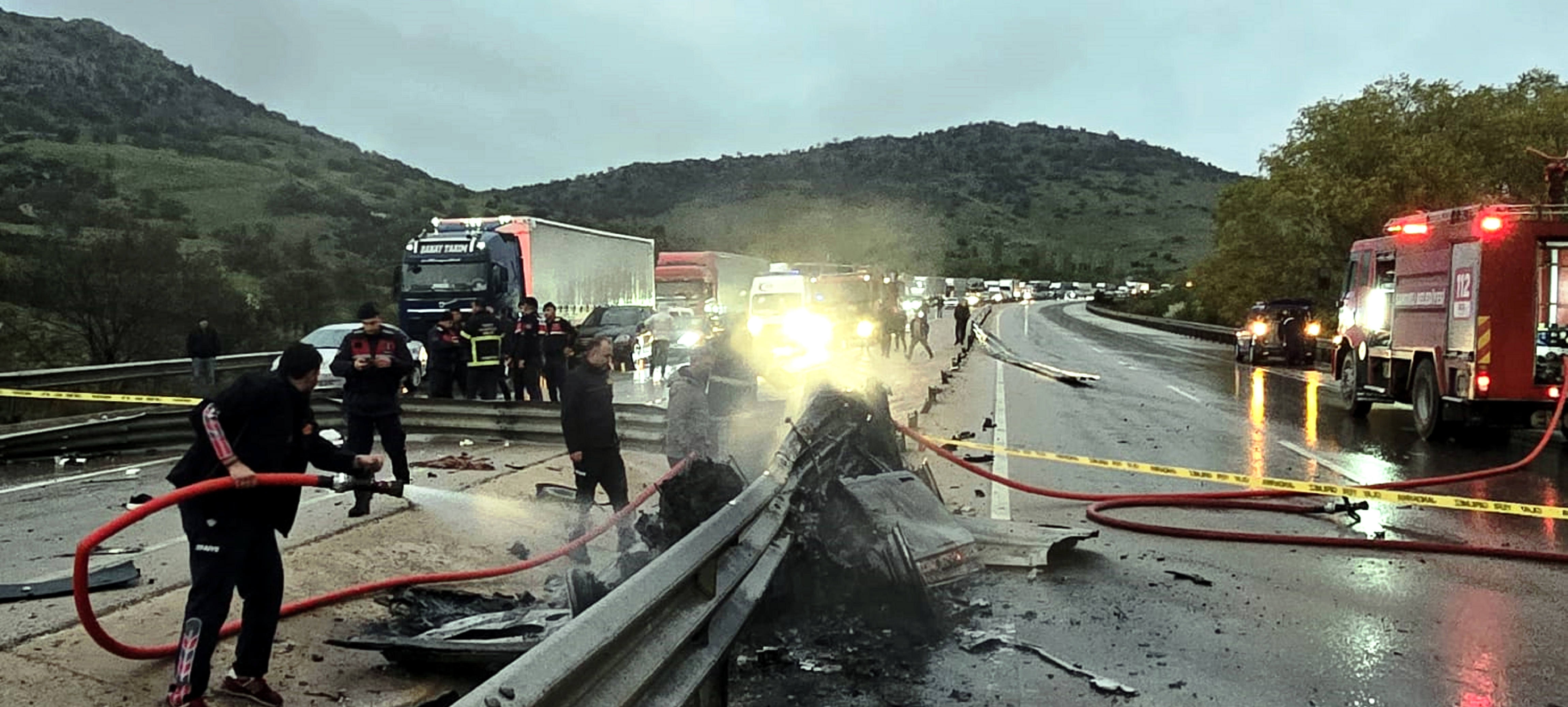 Bariyere çarpan otomobil alev alıp, yandı: 1 ölü, 1 yaralı - Görsel 5