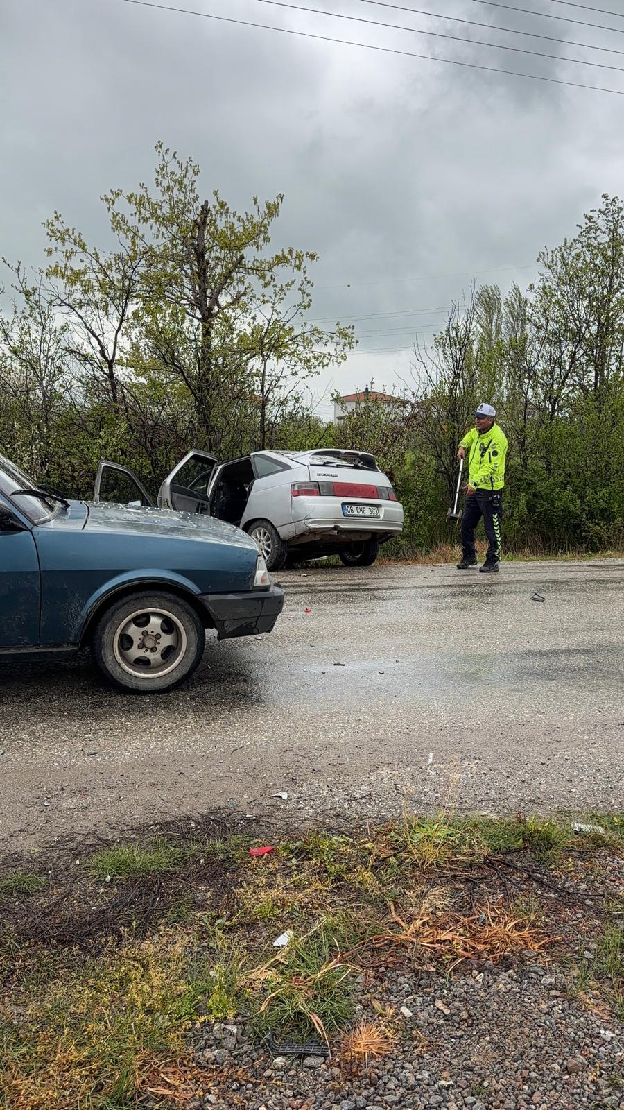 Seydişehir'de İki Otomobil Çarpıştı: 4 Yaralı! - Görsel 2