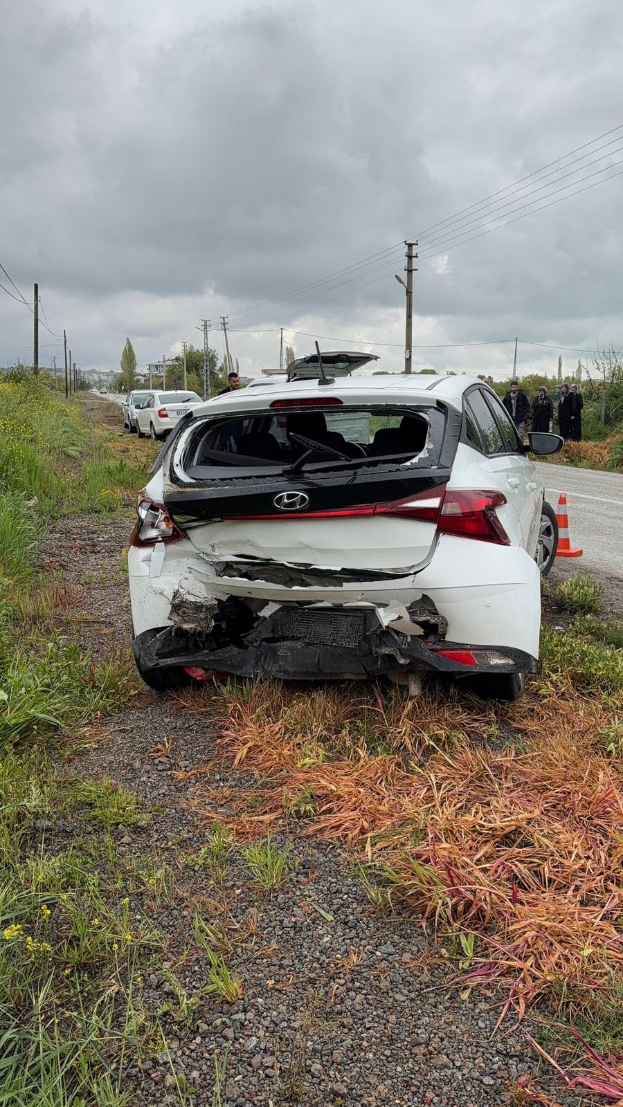 Seydişehir'de İki Otomobil Çarpıştı: 4 Yaralı! - Görsel 3