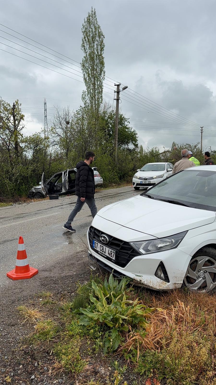 Seydişehir'de İki Otomobil Çarpıştı: 4 Yaralı! - Görsel 4