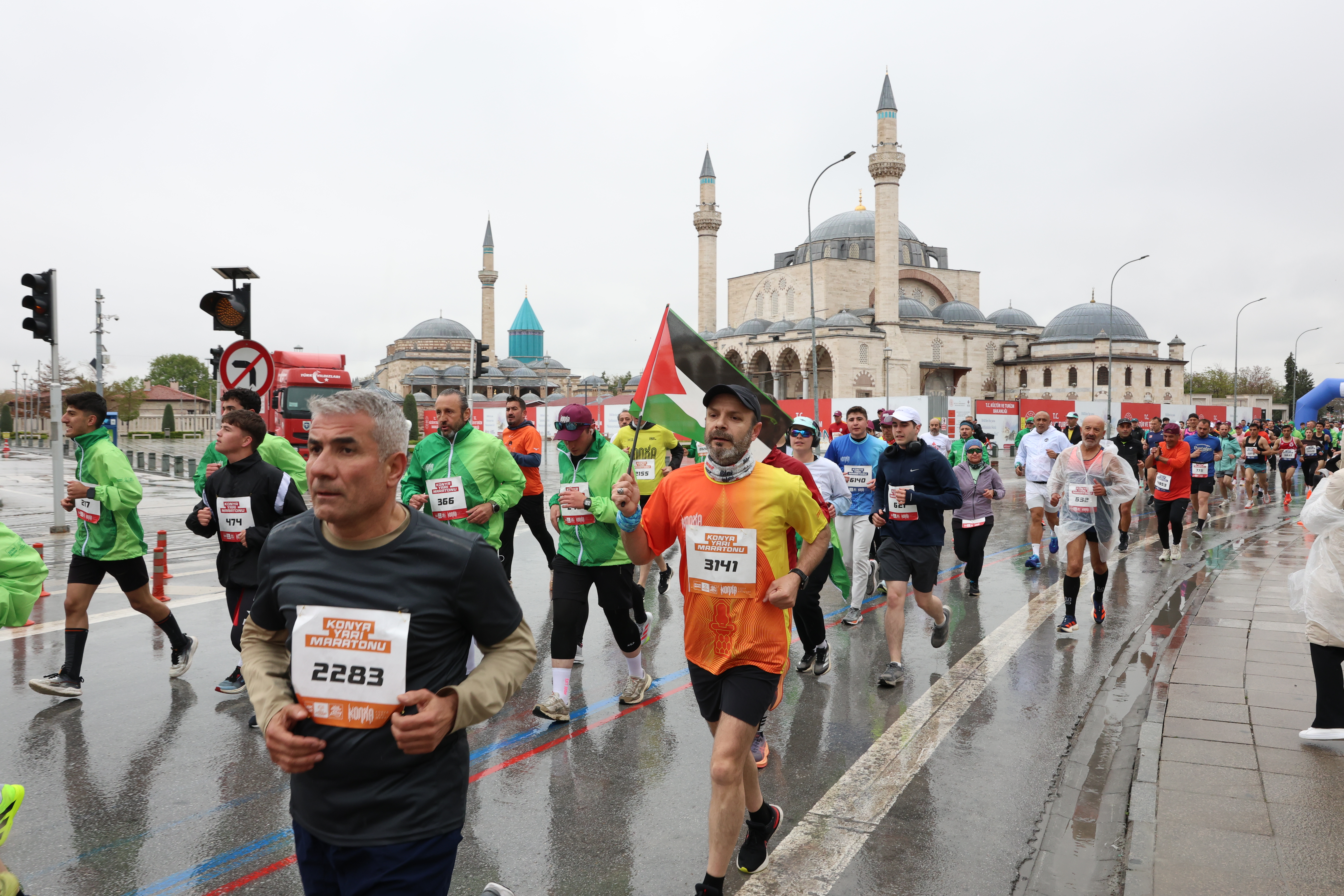 Konya’da Maraton Heyecanı: 56 Ülkeden Binlerce Sporcu Tarihi Şehirde Buluştu! - Görsel 10