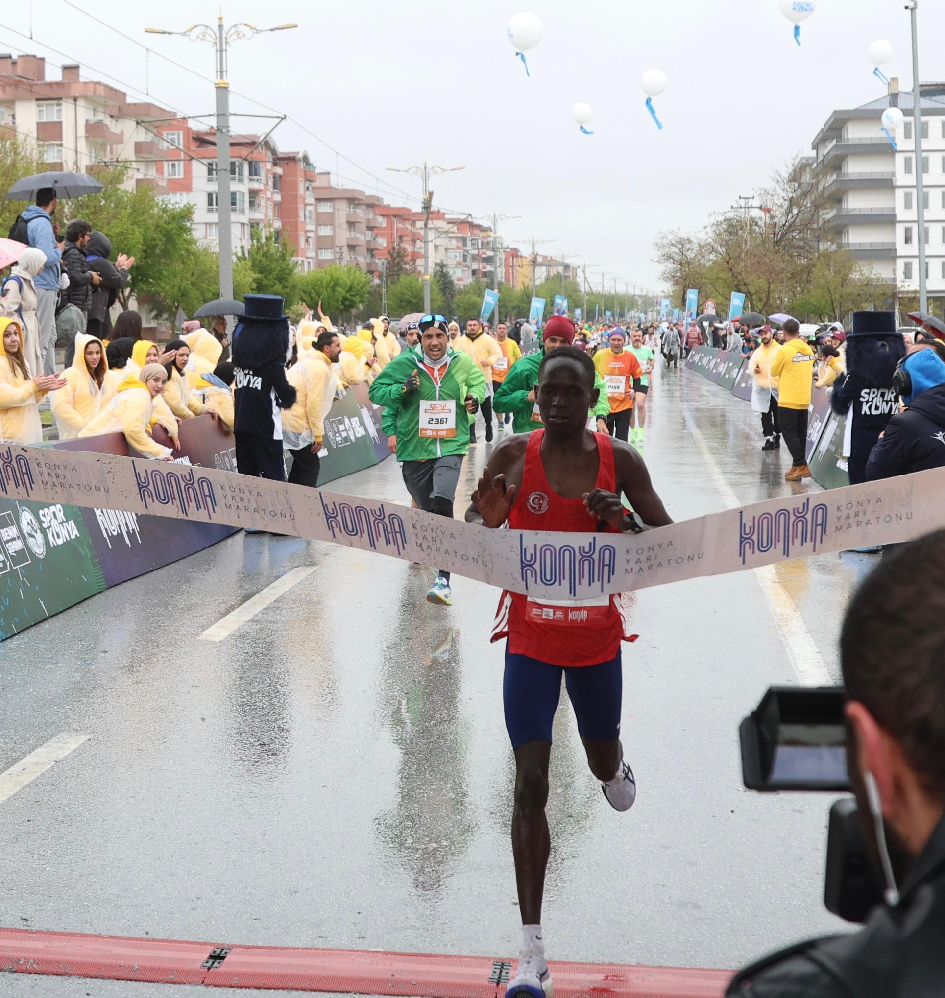 Konya’da Maraton Heyecanı: 56 Ülkeden Binlerce Sporcu Tarihi Şehirde Buluştu! - Görsel 11
