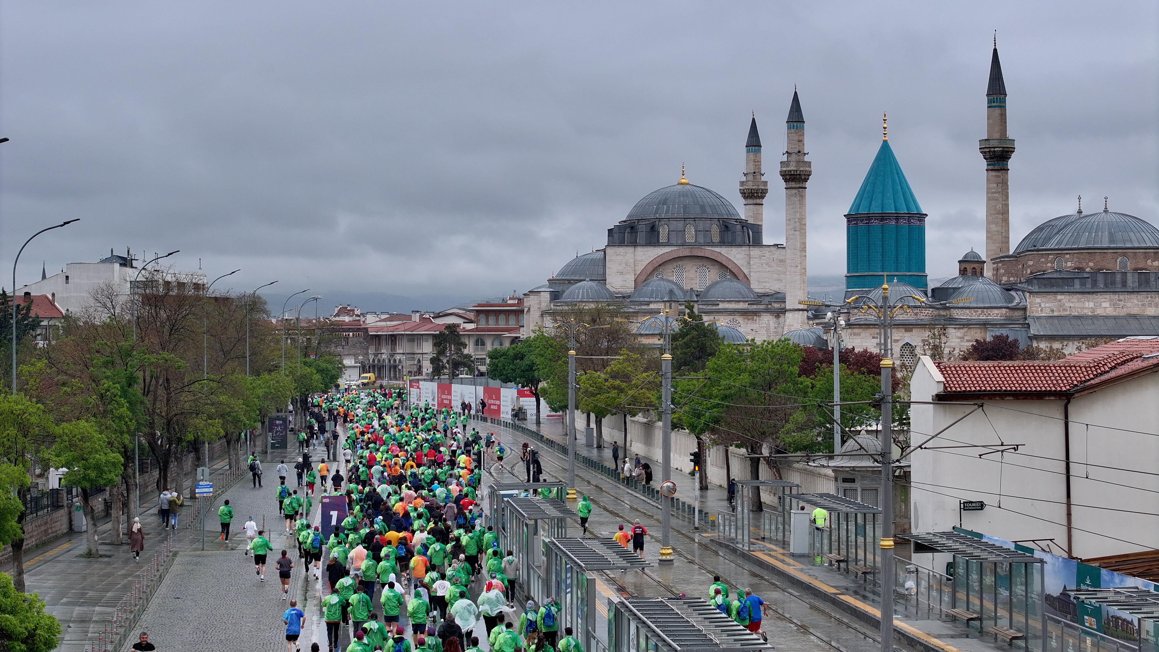 Konya’da Maraton Heyecanı: 56 Ülkeden Binlerce Sporcu Tarihi Şehirde Buluştu! - Görsel 14