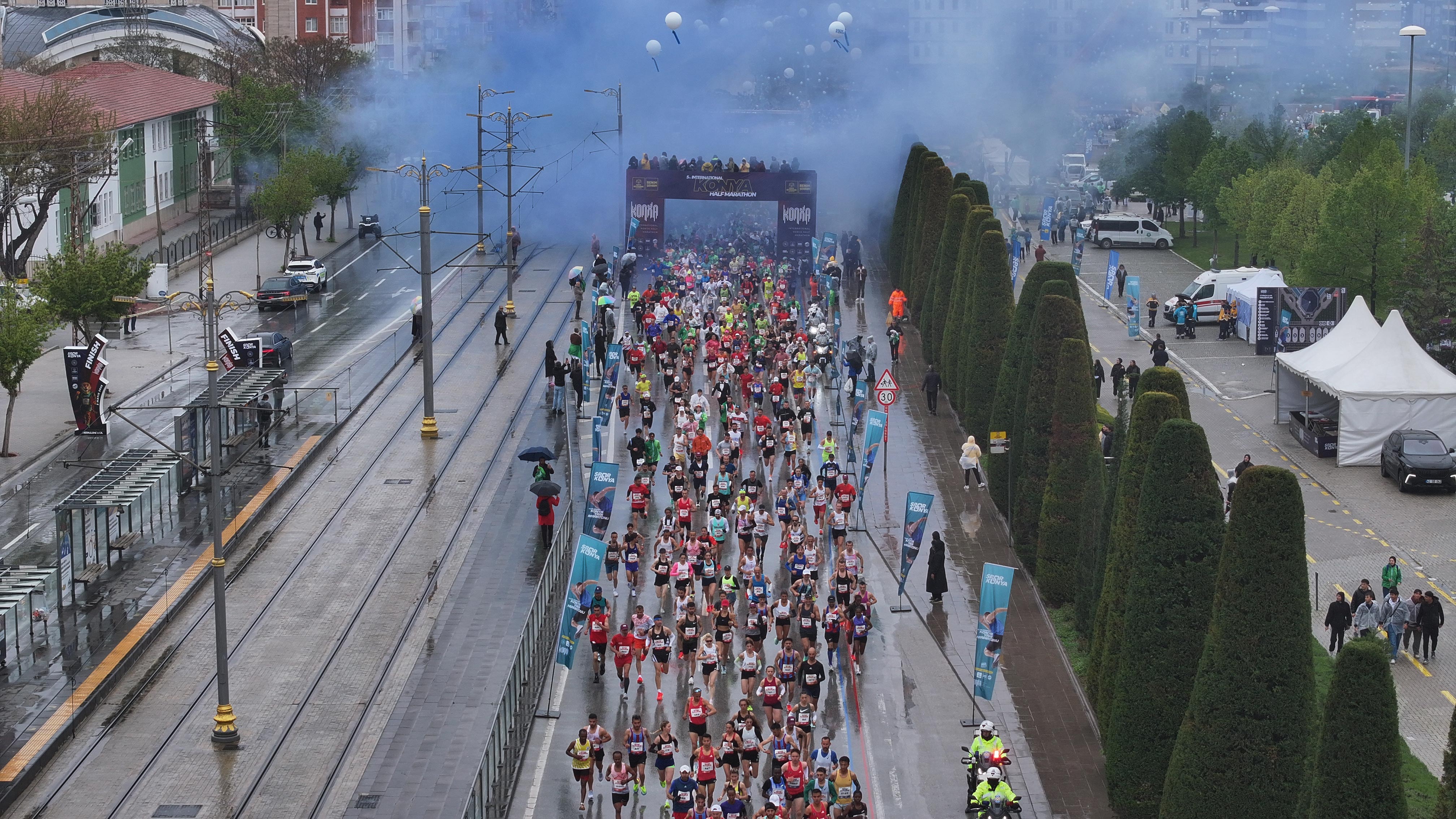 Konya’da Maraton Heyecanı: 56 Ülkeden Binlerce Sporcu Tarihi Şehirde Buluştu! - Görsel 15