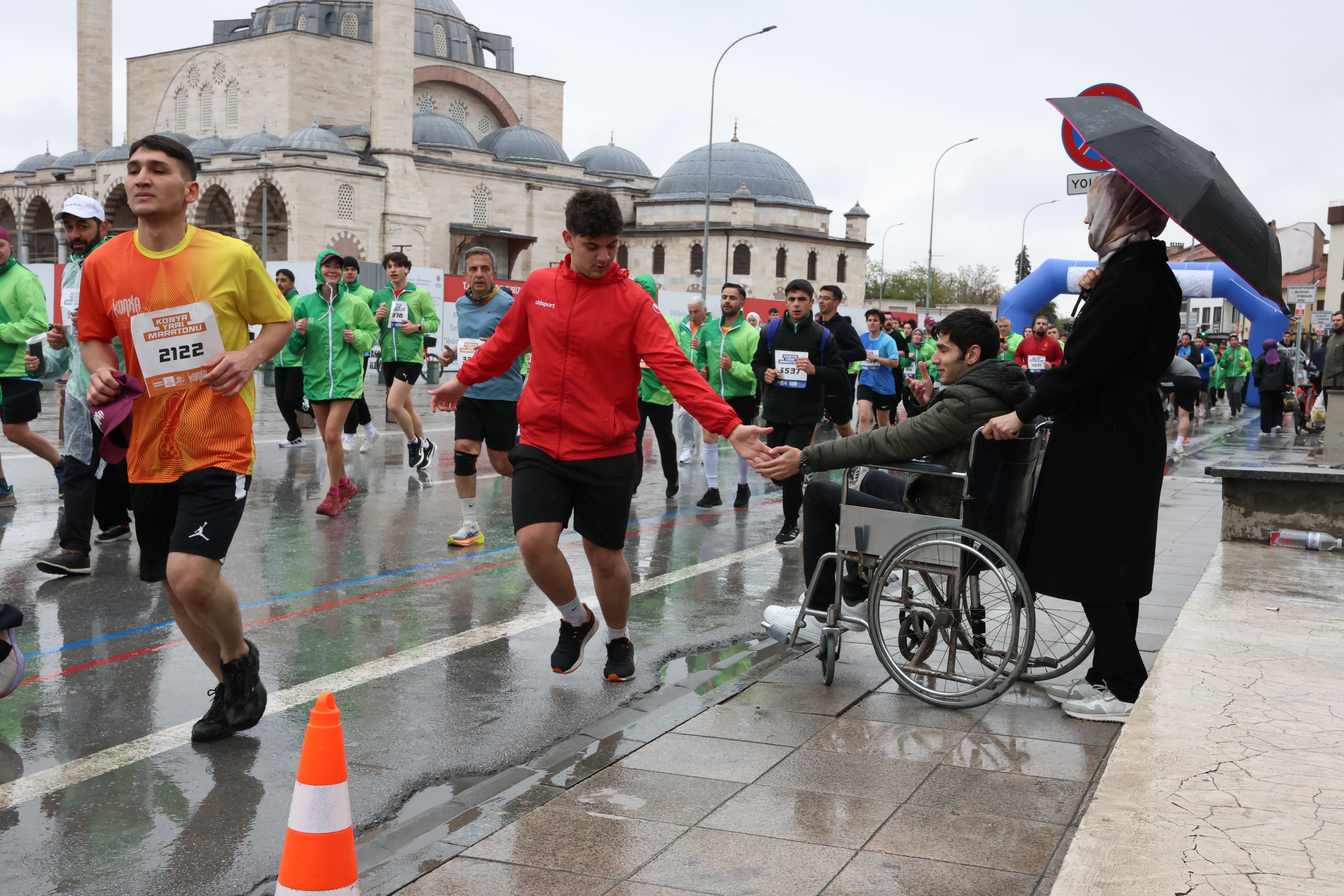 Konya’da Maraton Heyecanı: 56 Ülkeden Binlerce Sporcu Tarihi Şehirde Buluştu! - Görsel 17
