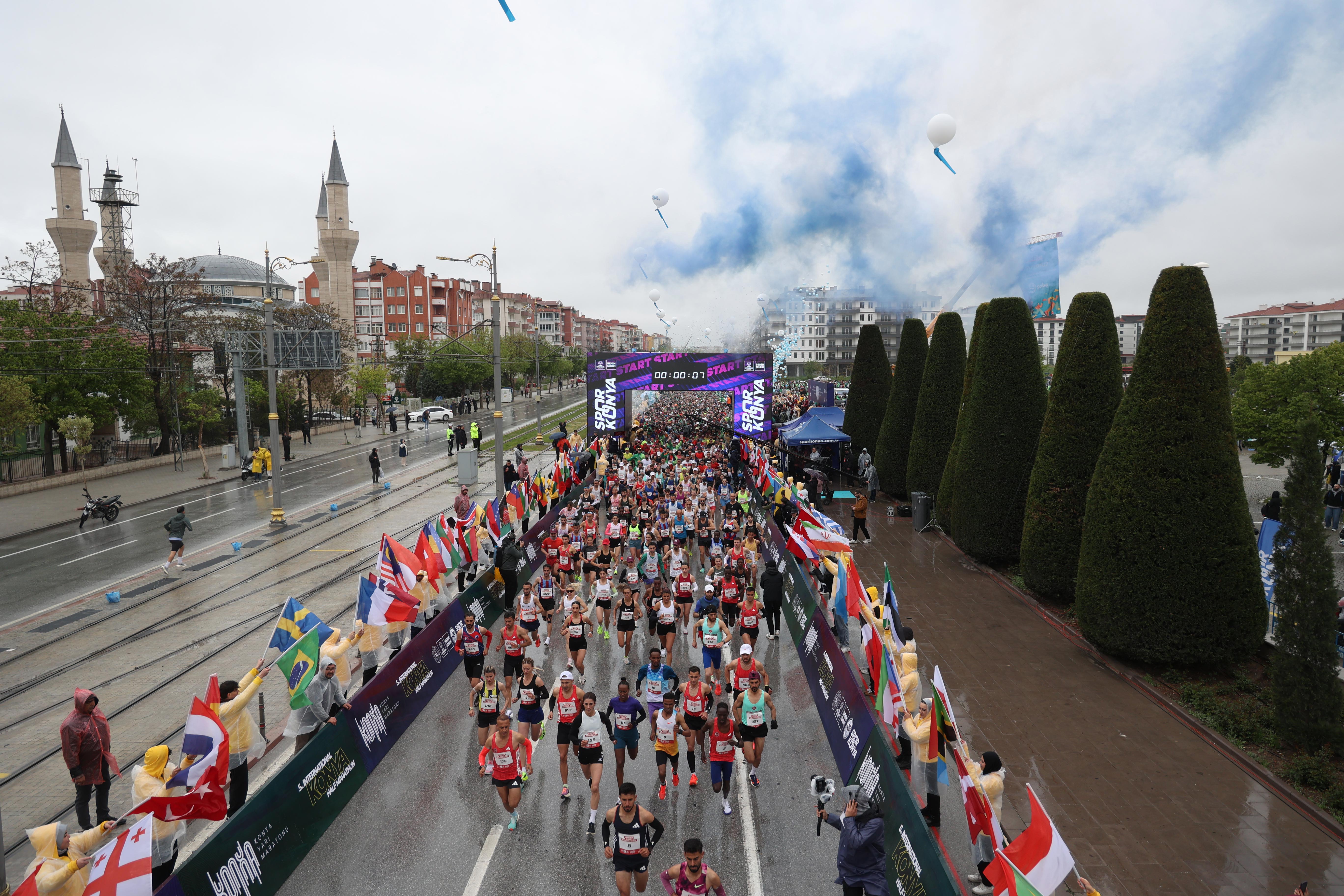 Konya’da Maraton Heyecanı: 56 Ülkeden Binlerce Sporcu Tarihi Şehirde Buluştu! - Görsel 22