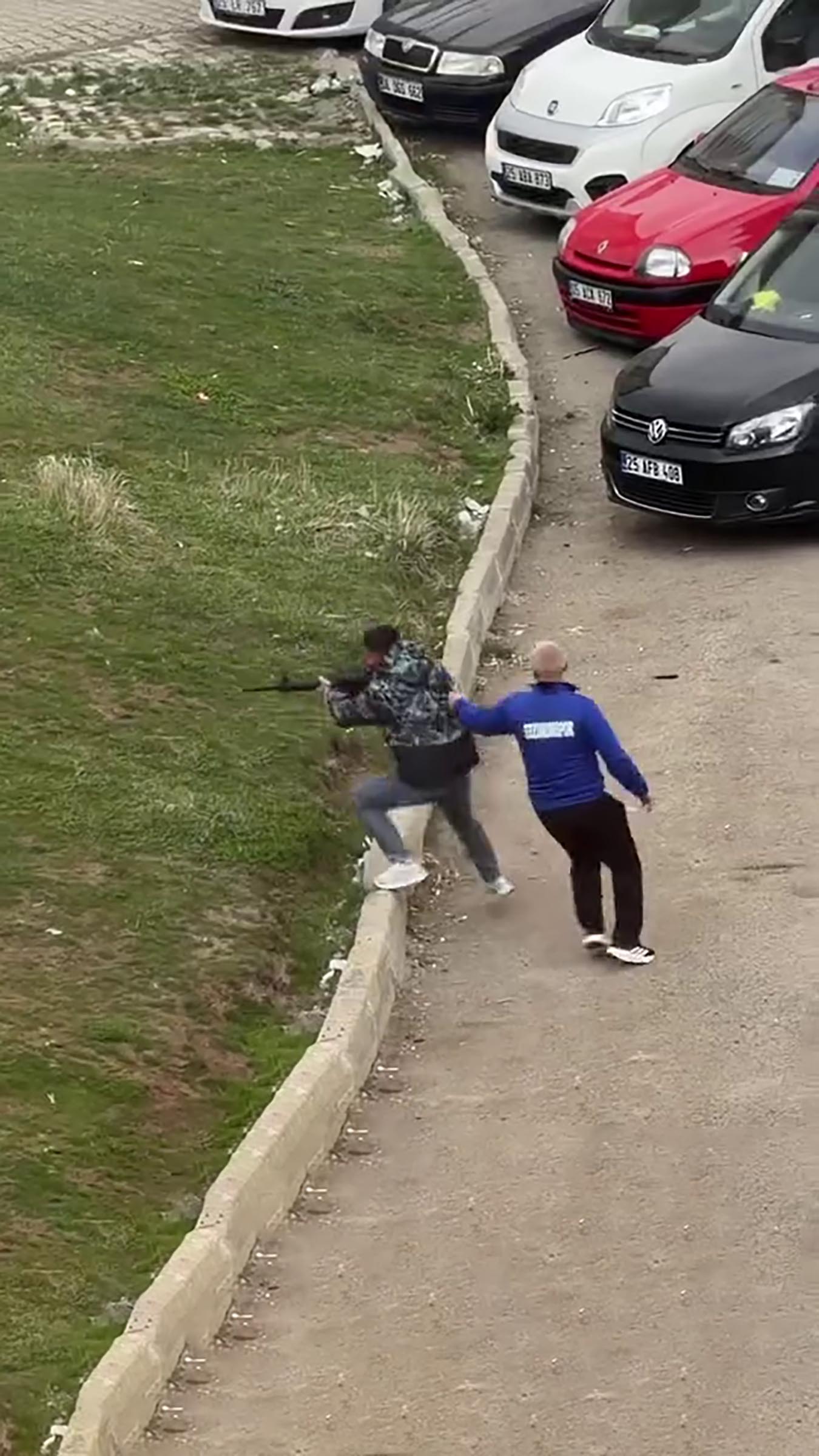 Sosyal medya hesabı açan eşine kızdı, kayınpederinin evine ateş etti - Görsel 1
