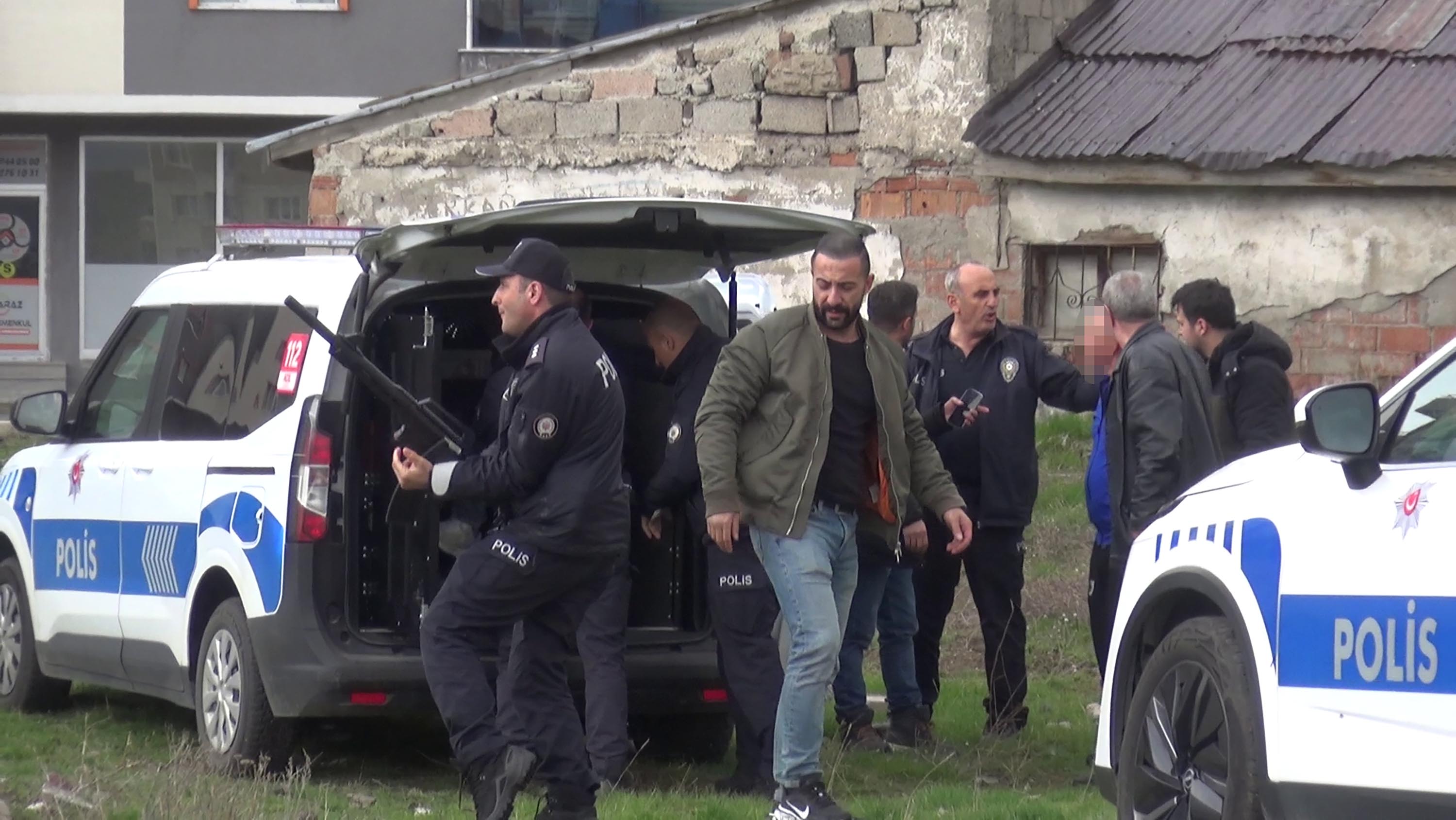 Sosyal medya hesabı açan eşine kızdı, kayınpederinin evine ateş etti - Görsel 5