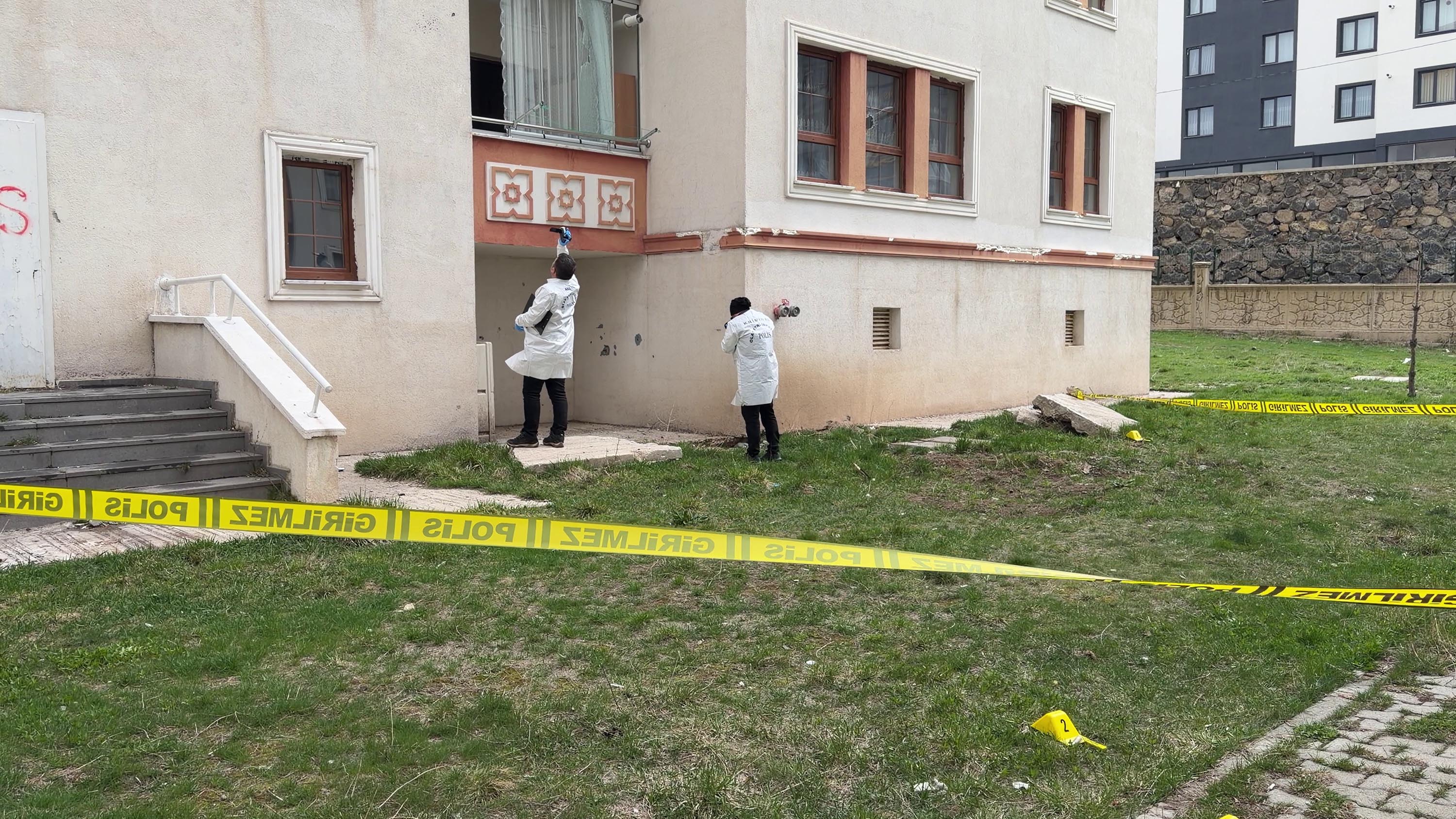 Sosyal medya hesabı açan eşine kızdı, kayınpederinin evine ateş etti - Görsel 6