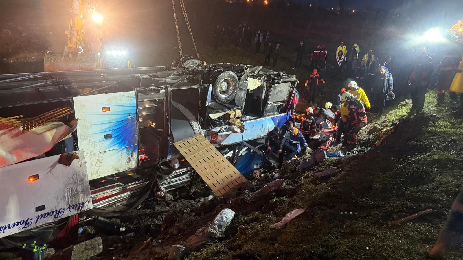Malatya’da otobüs devrildi: 4 ölü, 40 yaralı - Görsel 1
