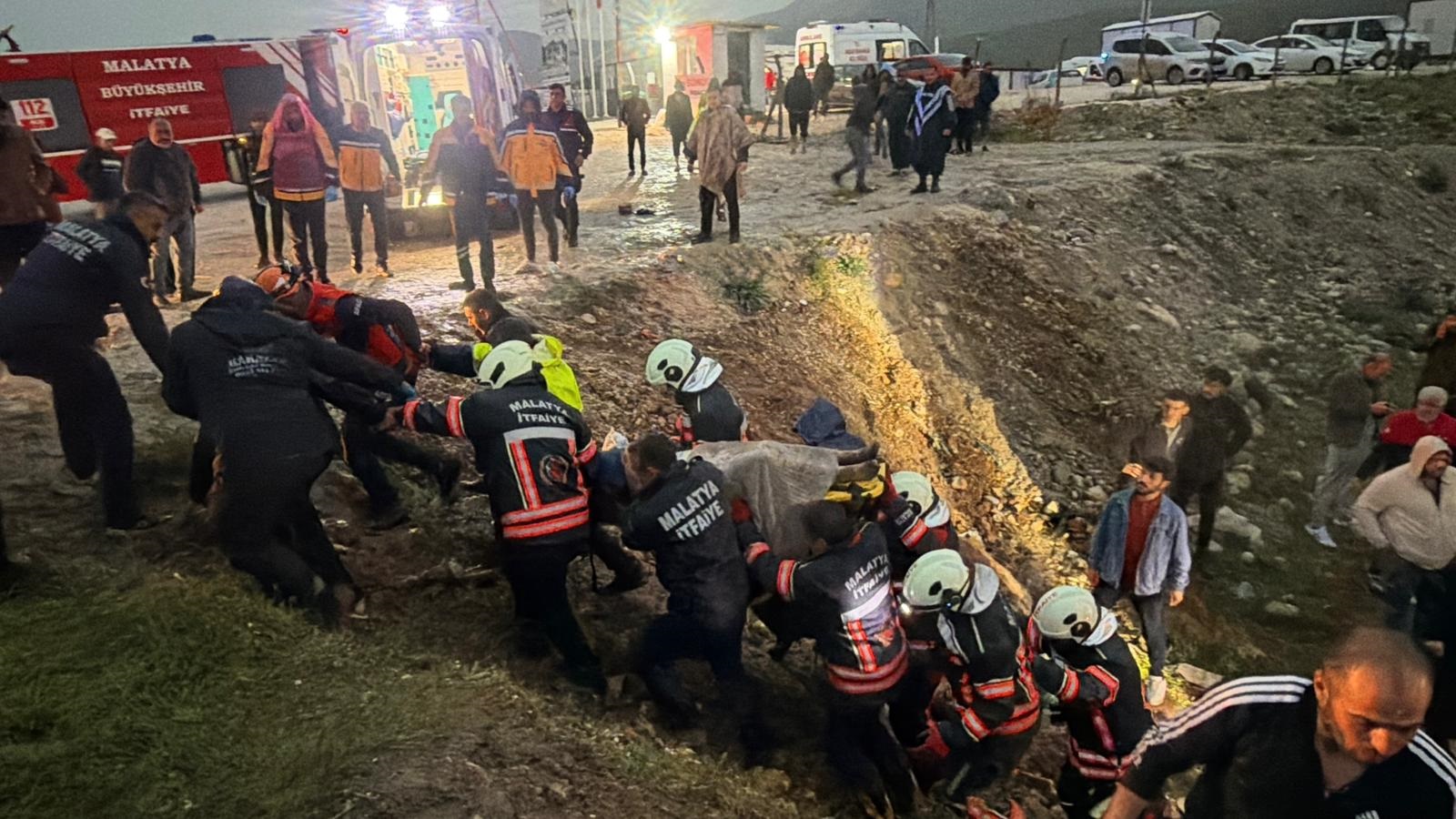 Malatya’da otobüs devrildi: 4 ölü, 40 yaralı - Görsel 2