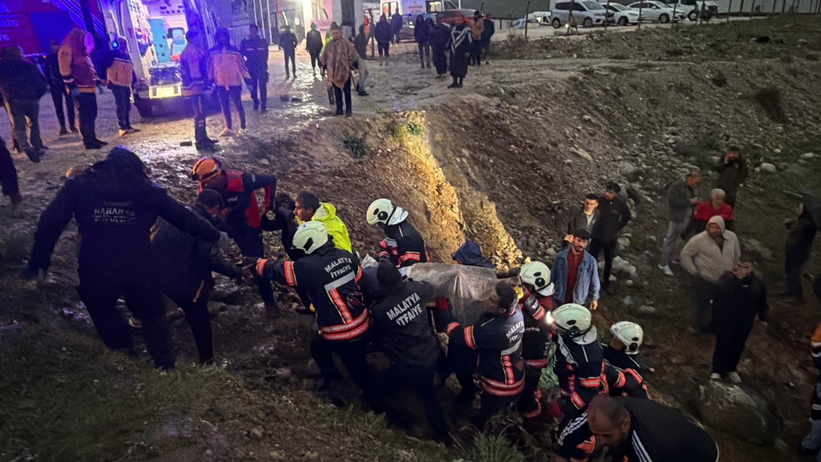 Malatya’da otobüs devrildi: 4 ölü, 40 yaralı - Görsel 3