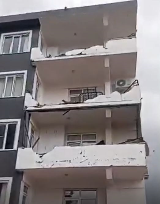 Gaziantep’te sağanak ve fırtınada çatılar uçtu, ağaçlar devrildi: 23 yaralı  - Görsel 3