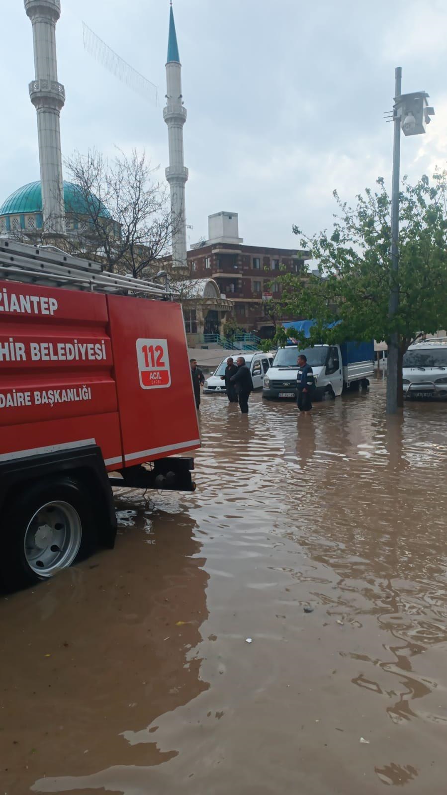 Gaziantep’te sağanak ve fırtınada çatılar uçtu, ağaçlar devrildi: 23 yaralı  - Görsel 6
