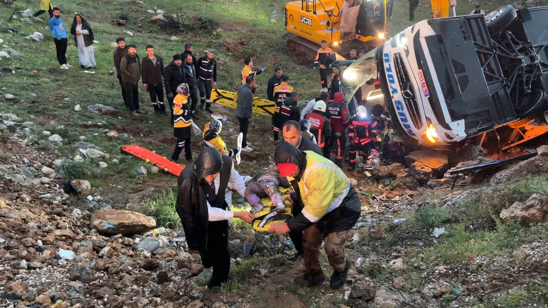 Uşak'ta 7 aracın karıştığı zincirleme kaza: 4 ölü, 34 yaralı - Görsel 1