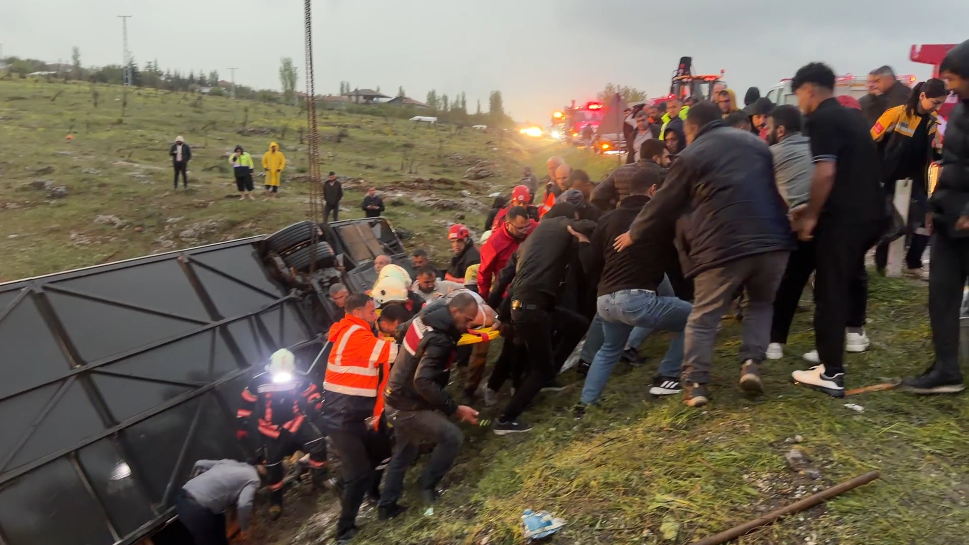 Uşak'ta 7 aracın karıştığı zincirleme kaza: 4 ölü, 34 yaralı - Görsel 6