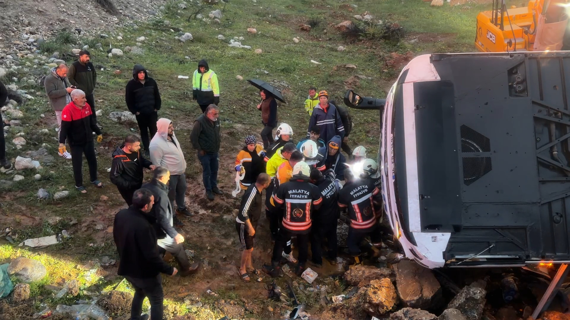 Uşak'ta 7 aracın karıştığı zincirleme kaza: 4 ölü, 34 yaralı - Görsel 7
