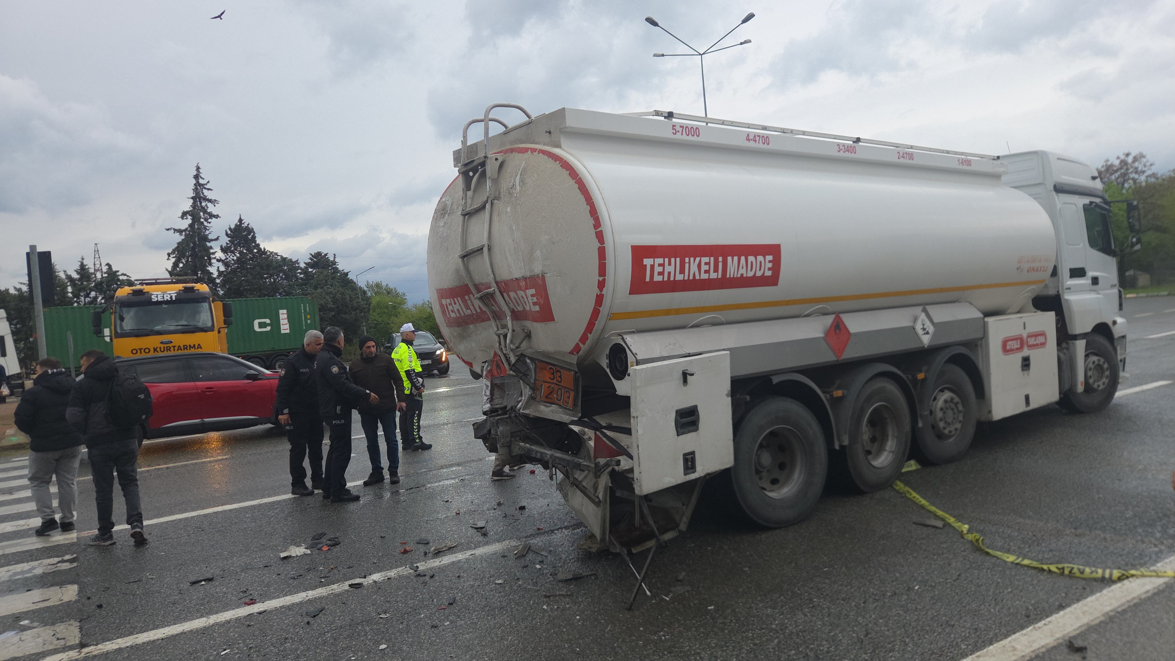 TIR, kırmızı ışıkta bekleyen tankere çarptı: 1 ölü - Görsel 1