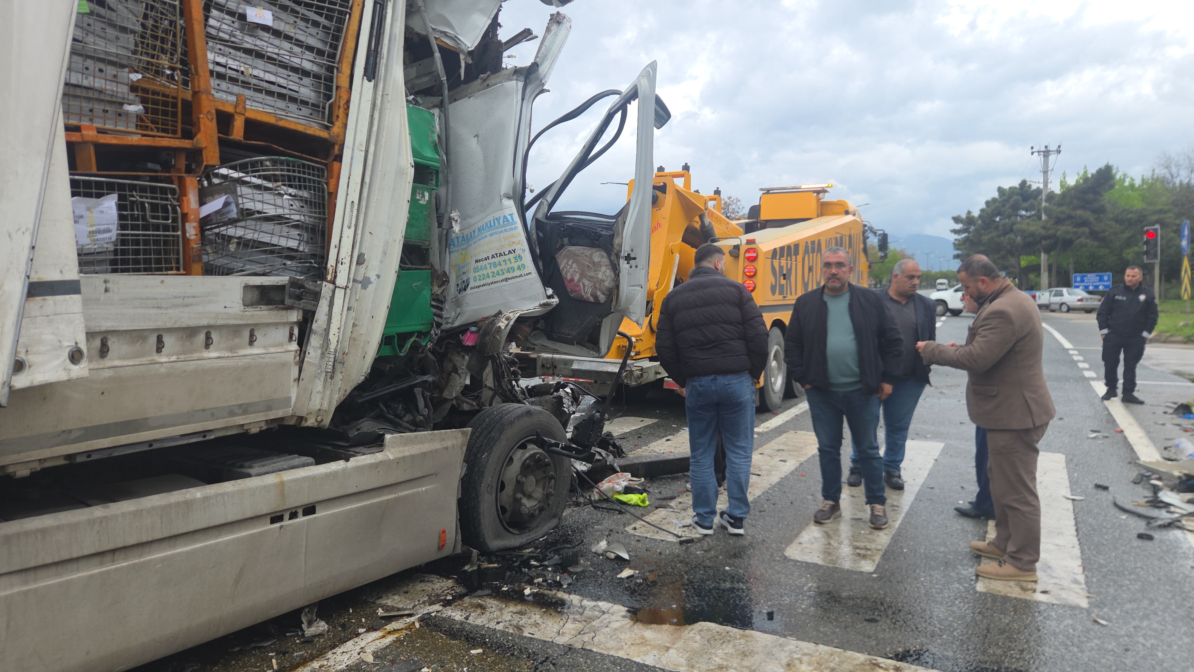 TIR, kırmızı ışıkta bekleyen tankere çarptı: 1 ölü - Görsel 3