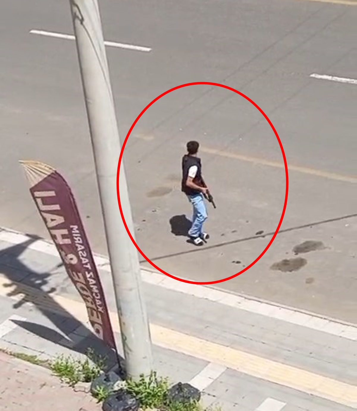 Okul çevresinde peş peşe silah sıkıldı, öğrenciler ve veliler korku dolu anlar yaşadı - Görsel 2