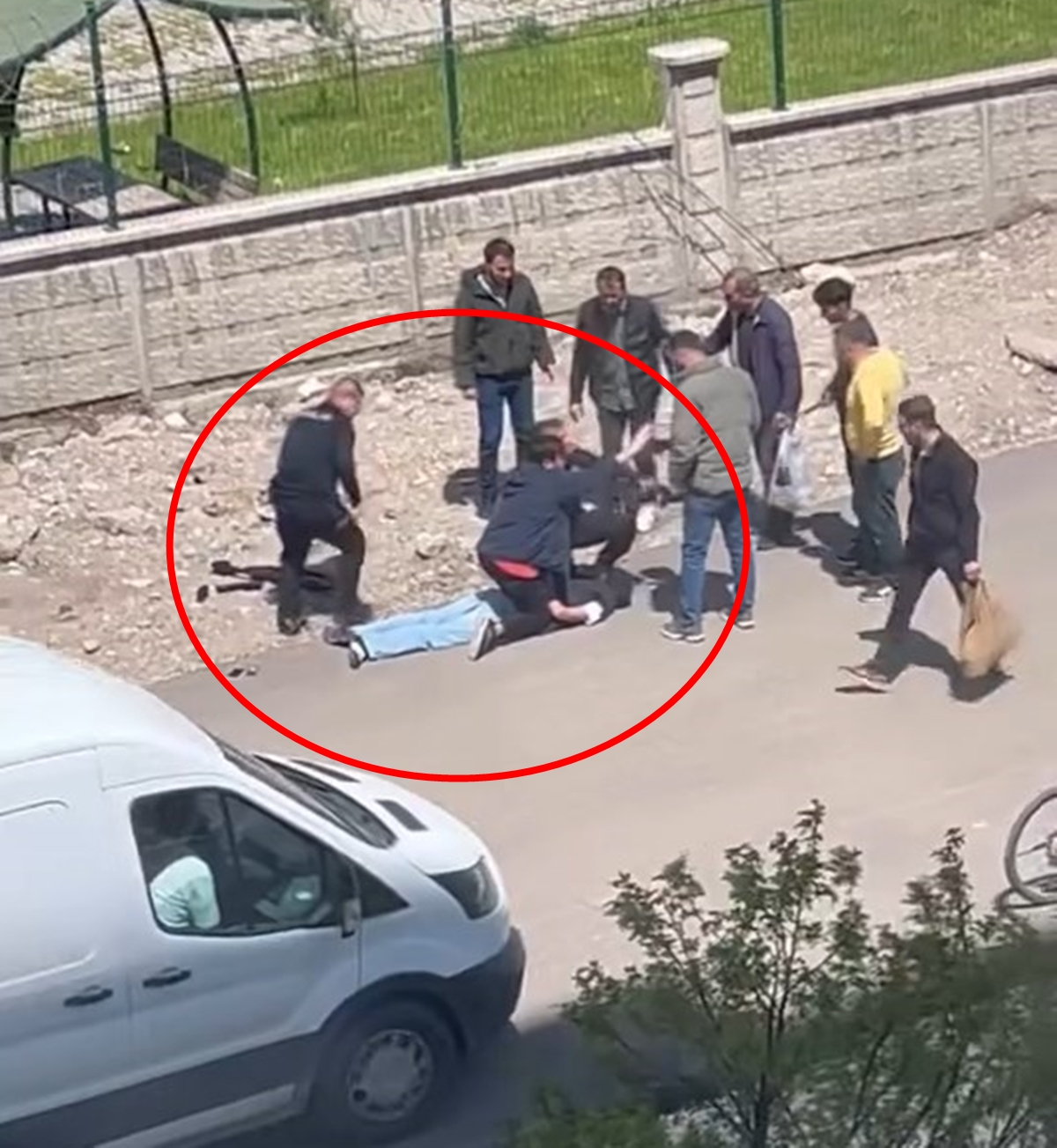 Okul çevresinde peş peşe silah sıkıldı, öğrenciler ve veliler korku dolu anlar yaşadı - Görsel 6