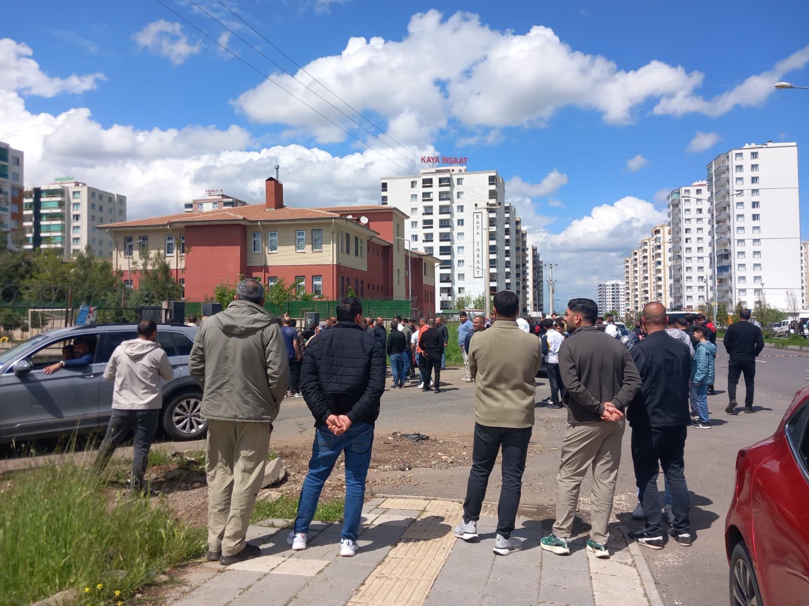Okul çevresinde peş peşe silah sıkıldı, öğrenciler ve veliler korku dolu anlar yaşadı - Görsel 9