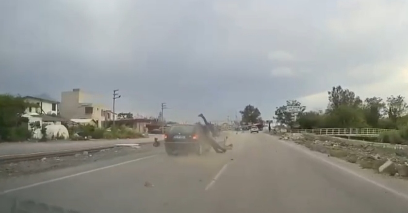 Hatay'da otomobilin motosiklete çarptığı kaza kamerada: 1 ölü, 1 yaralı - Görsel 1