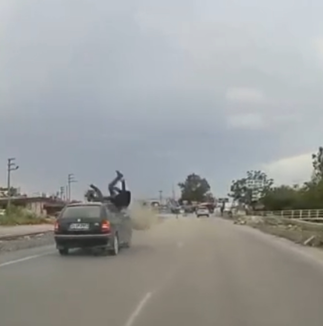 Hatay'da otomobilin motosiklete çarptığı kaza kamerada: 1 ölü, 1 yaralı - Görsel 2