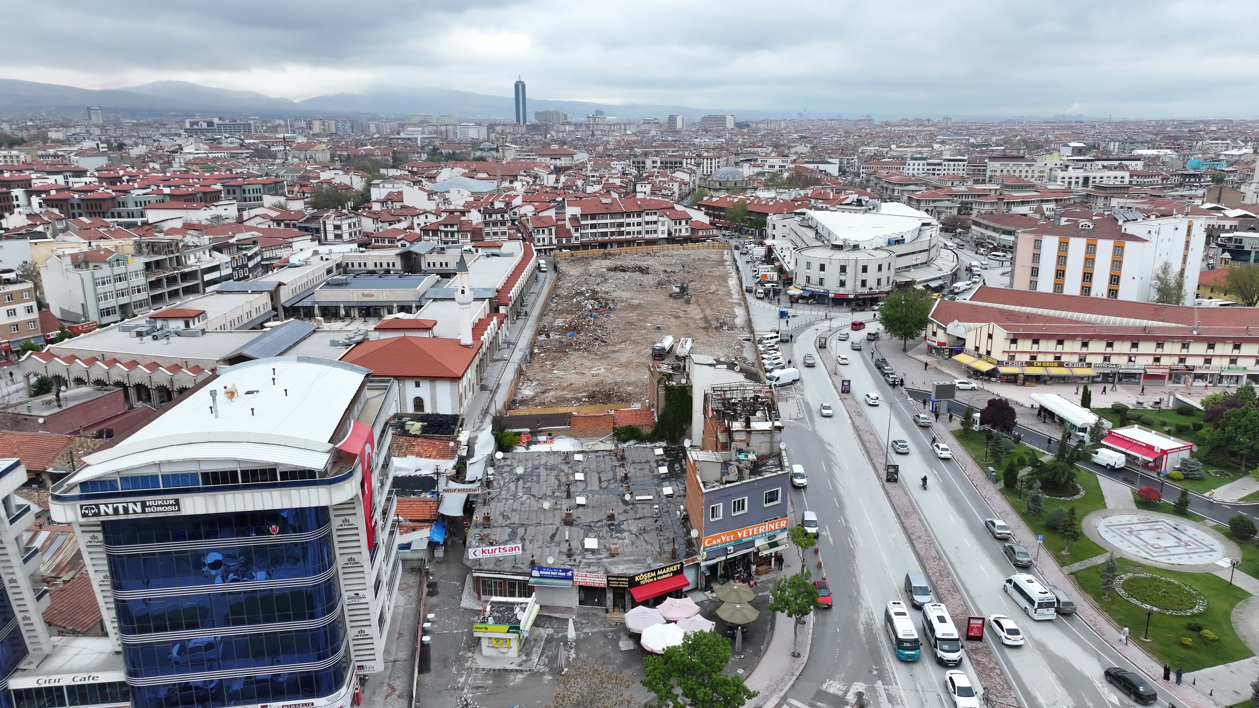 BAŞKAN ALTAY, KONYA’YA DEĞER KATACAK DÖNÜŞÜMDE FİZİKİ ÖMRÜNÜ TAMAMLAMIŞ BİNALARIN YIKIM ÇALIŞMASININ TAMAMLANDIĞINI AÇIKLADI - Görsel 1