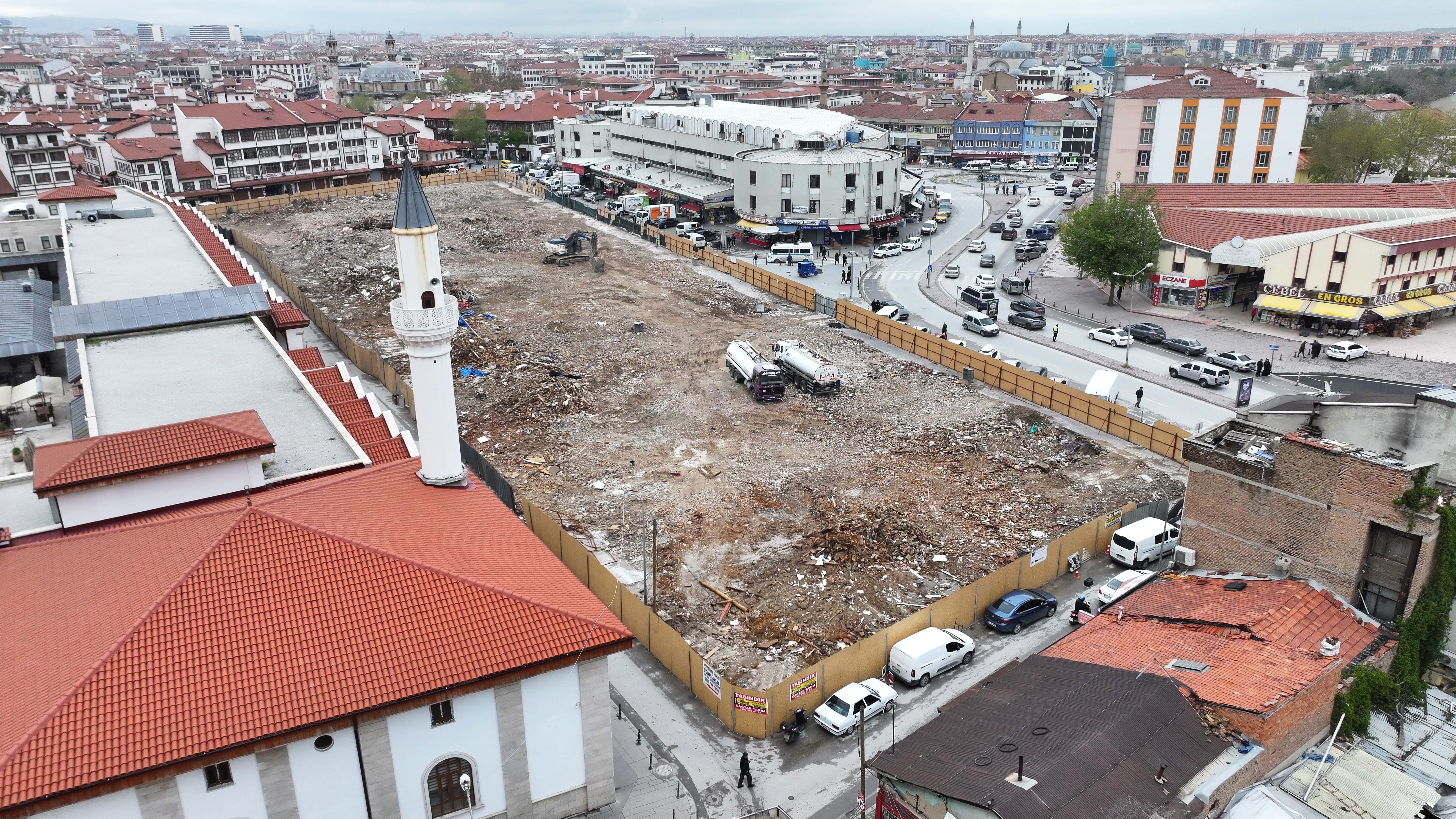 BAŞKAN ALTAY, KONYA’YA DEĞER KATACAK DÖNÜŞÜMDE FİZİKİ ÖMRÜNÜ TAMAMLAMIŞ BİNALARIN YIKIM ÇALIŞMASININ TAMAMLANDIĞINI AÇIKLADI - Görsel 2
