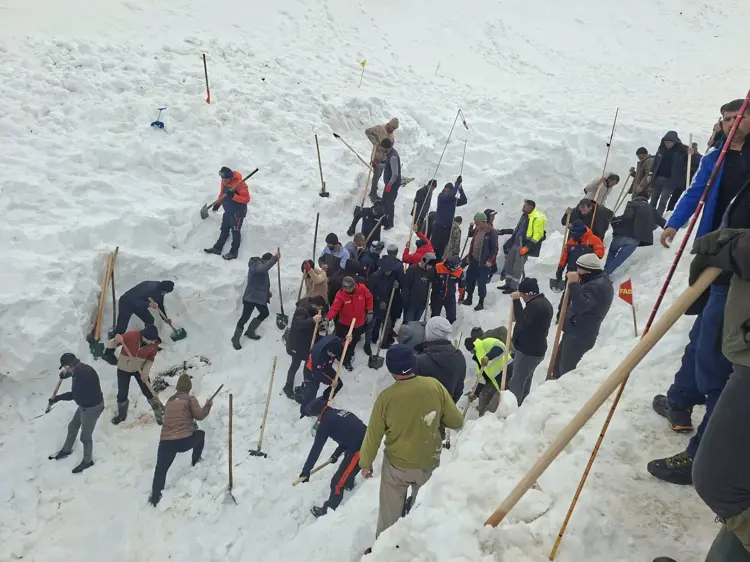 Artvin-Çığ altında kalan çobanın cansız bedenine ulaşıldı - Görsel 1