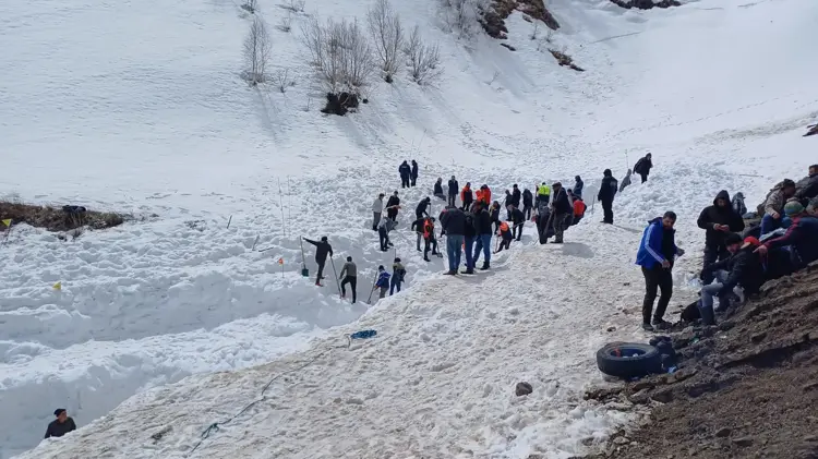 Artvin-Çığ altında kalan çobanın cansız bedenine ulaşıldı - Görsel 4