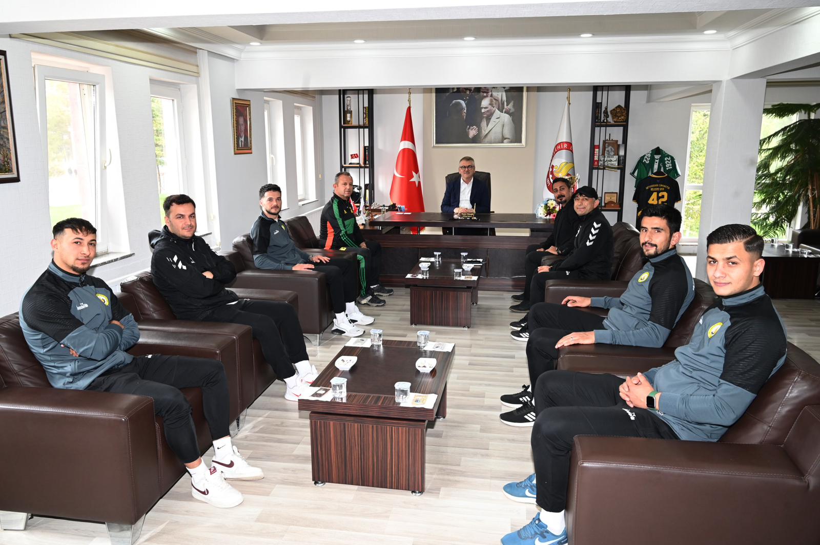 FUTBOLCULARDAN BAŞKAN USTAOĞLUNA ZİYARET  - Görsel 1