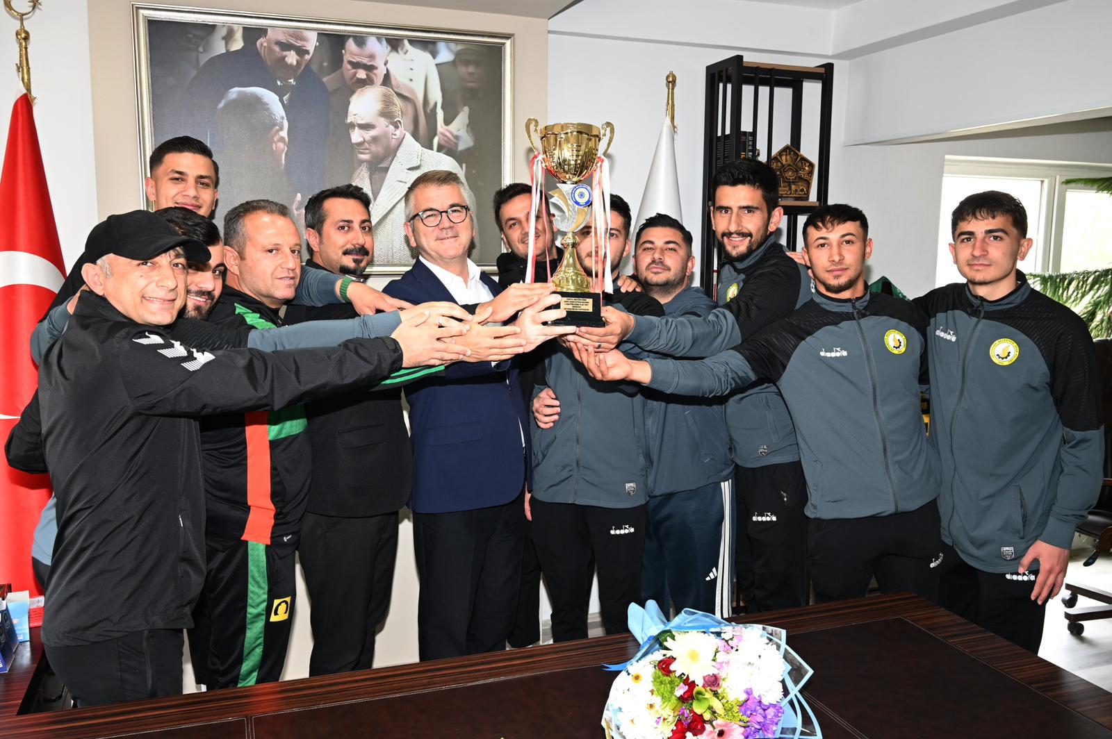 FUTBOLCULARDAN BAŞKAN USTAOĞLUNA ZİYARET  - Görsel 2
